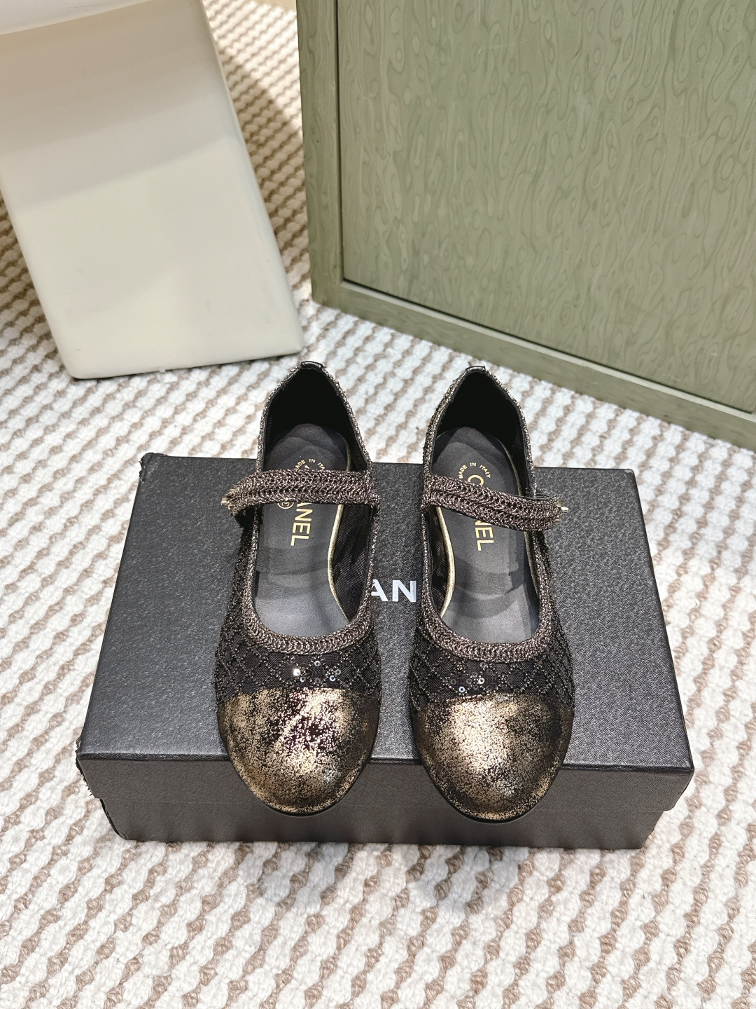NO:651180,Chanel 25A gold sequined Mary Jane shoes, metal buckles, ballet shoes, handmade workshop series. The upper is made of sequin weaving technology and is matched with a one-word buckle, which is retro and fashionable. The toe has a metallic luster, the shallow mouth design does not press the feet, and the soles are soft and comfortable, suitable for long-term wear. The gold is low-key and shiny, and it looks great with dresses or wide-leg pants. It can be easily managed whether commuting or dating. The shoe shape is classic, practical and collectible, and is a popular item this season! Size  35-41 (customized at 40.41), ballet shoes, chanel, mary jane, skirts19860909莞产代购级 Chanel 25A金色亮片玛丽珍鞋 金属扣 芭蕾舞鞋 手工坊系列,鞋面采用亮片编织工艺,搭配一字带扣,复古又时髦.鞋头金属光泽,浅口设计不压脚,鞋底柔软舒适,适合长时间穿着. 金色低调闪耀,搭配连衣裙或阔腿裤都很出彩,无论通勤还是约会都能轻松驾驭.鞋型经典,兼具实用与收藏价值,是本季热门单品! Size 35-41（40.41订做）,芭蕾舞鞋,chanel,mary jane,skirts,Women's Shoes