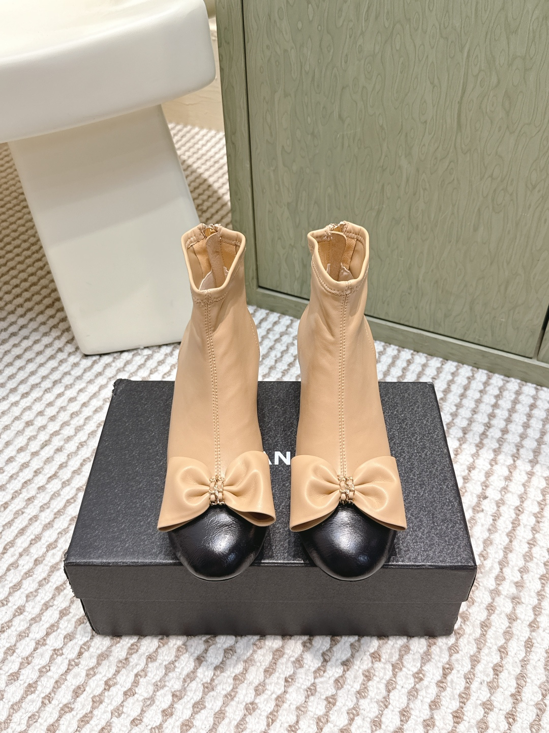 NO:612159,Purchasing-grade Cotemp new fashionable loafers. The most amazing hot, out-of-the-circle flowing fringed Mule shoes. They are so beautiful. They look very good and are fashionable. Must-have. Original custom-made imported cowhide. Sheepskin lining. Water-dyed cowhide for feet. Italian genuine leather injection molded outsole. Size#35-41 (40 41 customized non-returnable), boots, loafers, boots, cowhide, sheepskin19860909代购级 Cotemp 新款时髦乐福鞋 最惊艳的火,出圈的流穗穆勒单鞋 实在太美了 好看到破防,时髦精必备 原版订制进口牛皮 内里羊皮 垫脚水染牛皮 意大利真皮注塑大底 Size#35-41（40 41定做不退换）,靴子,loafers,boots,cowhide,sheepskin,Women's Shoes