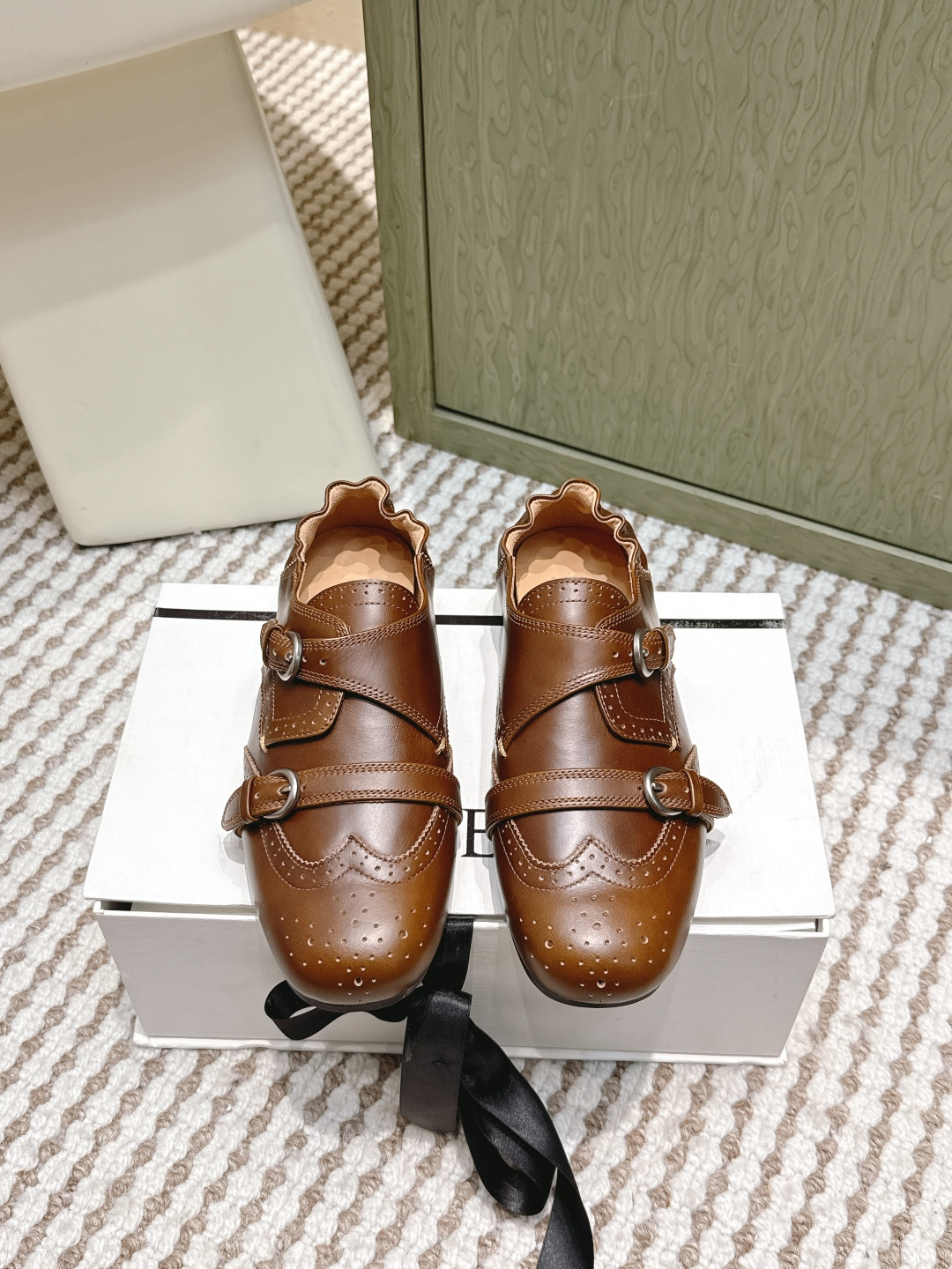 NO:612141,Purchasing-grade Cotemp new fashionable loafers. The most amazing hot, out-of-the-circle flowing fringed Mule shoes. They are so beautiful. They look very good and are fashionable. Must-have. Original custom-made imported cowhide. Sheepskin lining. Water-dyed cowhide for feet. Italian genuine leather injection molded outsole. Size#35-41 (40 41 custom-made and non-refundable). Leather shoes, loafers, cowhide, sheepskin.19860909代购级 Cotemp 新款时髦乐福鞋 最惊艳的火,出圈的流穗穆勒单鞋 实在太美了 好看到破防,时髦精必备 原版订制进口牛皮 内里羊皮 垫脚水染牛皮 意大利真皮注塑大底 Size#35-41（40 41定做不退换）,皮鞋,loafers,cowhide,sheepskin,Women's Shoes