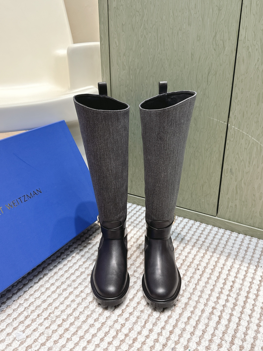 NO:612126,Purchasing agent grade denim suede Stuart Weitzman new autumn and winter knight boots top version classic simple style!  The mid-tube design is very cool!  sw's shoes are getting more and more popular, and the professional shoe makers really have to say that the rounded toe box is suitable for friends with different foot types, and it is very comfortable on the feet!  Speaking of the most popular footwear item among fashionistas in the autumn and winter of the past two years, there is no doubt that knight boots are the best. Whether worn with shorts, skirts or leggings, they are all trendy and cool. In addition, knight boots are also a magic weapon for curing crooked calves and excessive calf fat. Whoever wears them has better legs!  !  Black is cool and handsome. It has irresistible charm and looks more elegant. Not only does it look stylish on the feet, but it also makes the legs look slimmer... Knight boots are really a very classic and retro existence!  Upper calfskin/suede, washed denim velvet, lining sheepskin, outsole rubber Size35-40 (40 custom made, non-returnable), boots, stuart weitzman, boots, skirts, shorts, cowhide, sheepskin, chamois leather19860909代购级牛仔绒 麂皮 Stuart Weitzman 秋冬新款 骑士靴 顶级版本 经典简约风格！中筒设计很帅气哦！sw家的鞋子越穿越上头,专业做鞋子的真的没得说圆润鞋头适合不同脚型的小伙伴,上脚非常舒适！ 说到近两年秋冬最受时髦精欢迎的鞋类单品,毋庸置疑是骑士靴了,无论是搭短裤、短裙还是小脚裤,无一不时髦甜酷.此外,骑士靴还是专治小腿弯曲不直、小腿肉赘肉多的法宝,谁穿谁是腿精！！黑色酷帅 魅力难挡,显得更有气质,上脚不仅有范儿而且还能让双腿显瘦加倍…骑士靴真的是非常经典复古的存在！ 鞋面小牛皮/麂皮 水洗牛仔布绒 内里羊皮 大底橡胶 Size35-40（40订做不退换）,靴子,stuart weitzman,boots,skirts,shorts,cowhide,sheepskin,chamois leather,Women's Shoes