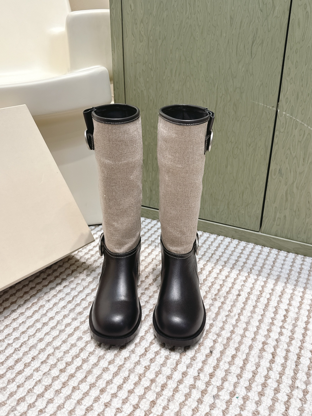 NO:612130,Purchasing agent Unfolio 25 autumn and winter new buckle heap boots, knight boots, are called the best-looking heap boots this year, without exaggeration, retro and versatile, lazy and simple, the upper is made of imported cowhide/cow suede, sheepskin lining, Italian imported injection molding outsole Size35-41 (40 41 custom-made, non-refundable), boots, boots, cowhide, sheepskin19860909代购级 Unfolio 25秋冬新款搭扣堆堆靴 骑士靴 称之为今年最好看的堆堆靴,毫不过分,复古百搭,慵懒简约 鞋面采用进口牛皮/牛反绒,羊皮内里,意大利进口注塑大底 Size35-41（40 41订做不退换）,靴子,boots,cowhide,sheepskin,Women's Shoes