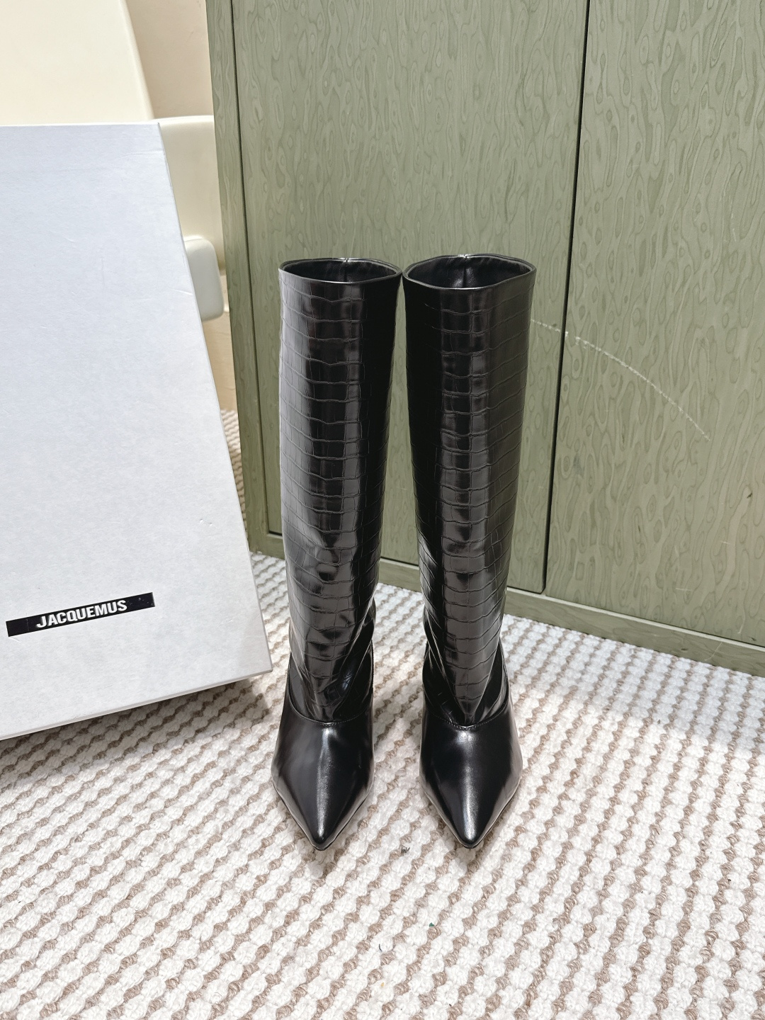 NO:612135,Purchasing agent grade Jacquemus 25ss autumn and winter new boots, the 'fashionable top student' in the black boots world, neat pointed toes + kitten heels and large boots, which make me full of aura. They are the center of attention wherever they go~ Imported suede and cowhide for the uppers, imported lambskin for the feet, imported genuine leather outsole, heel height 4.5cm, Size 35-39 (40  41 Custom-made (non-refundable), boots, cowhide, sheepskin, chamois leather, Leather soles19860909代购级 Jacquemus 25ss 秋冬 新品靴 黑色长靴界的“时髦尖子生” 利落尖头+小猫跟大靴筒太鲨我 气场直接拉满 走哪都是焦点～ 鞋面进口麂皮.牛皮 垫脚进口小羊皮 大底进口真皮大底 跟高4.5cm Size35-39（40 41订做不退换）,靴子,boots,cowhide,sheepskin,chamois leather,Leather soles,Women's Shoes