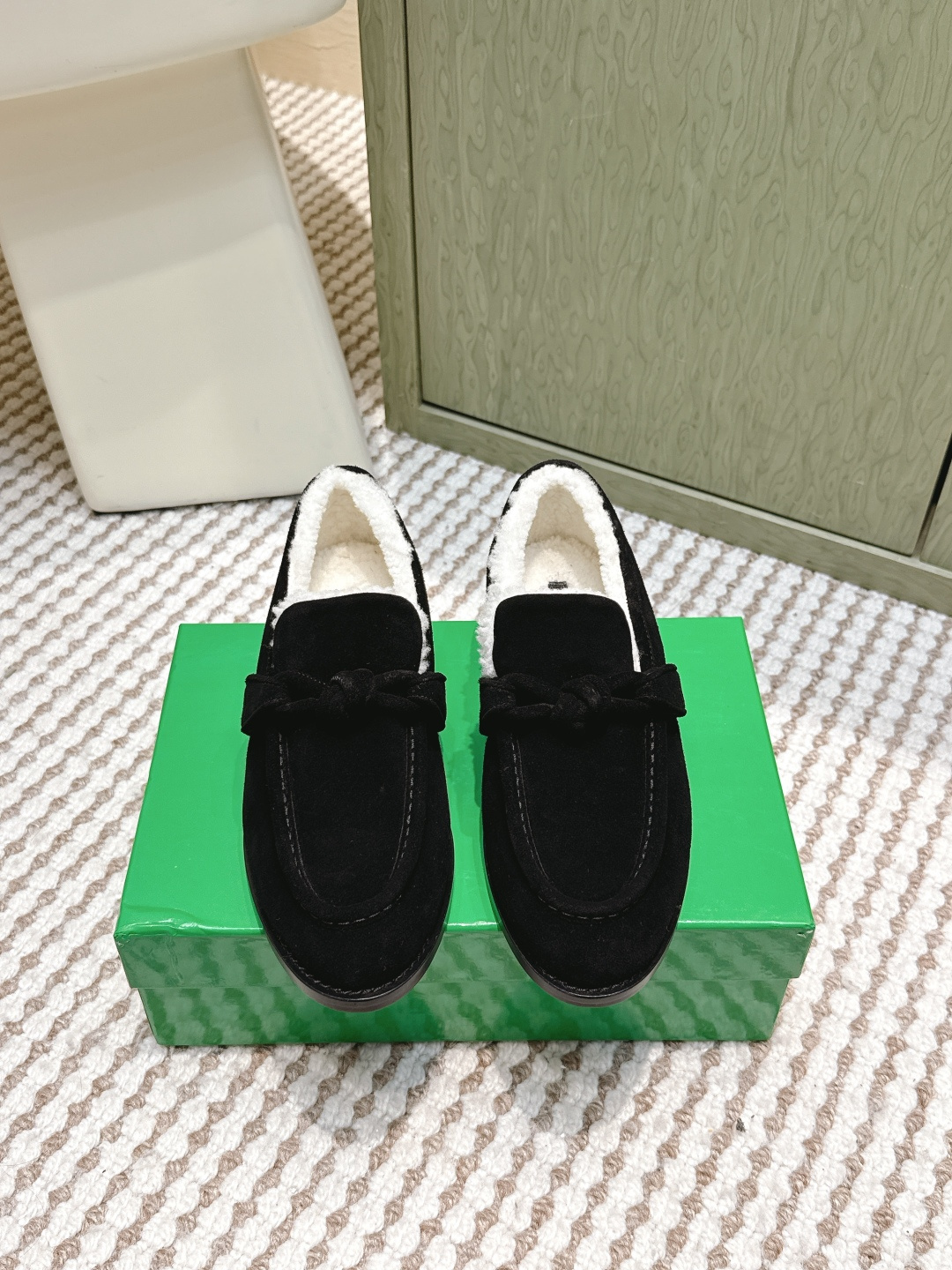 NO:594739,Purchasing agent level BOTTEGA VENET* women's Astaire wool loafers with leather braided buckles, original one-to-one production method, consistent hardware, another popular trend today, ceiling!  Versatile, exquisite flat sole. Wrapped fabric. Same color heel leather. Designed with care. Never sloppy. Durable and comfortable. The upper material is made of the same calfskin as the original version. The material is soft and smooth, with hand-sewn rear zipper opening and closing design. Sexy and comfortable hand-sewn work. The lining of the foot pad is made of wool lining, which is comfortable and high-end. The nailed outsole is made of the original mold. The same genuine leather outsole. Original packaging is used, and the shoe bag is printed with a printed logo. Hot melt glue is used to shape the toe and heel.  Easy to rebound and non-deformation high-heeled series. Packing fabric technology, Italian computer sewing machines are used for upper stitching. Original packaging is used for fine workmanship. Three-in-one box Size35-39 (customized at 40.41.42), loafers, bottega veneta, loafers, cowhide, Leather soles19860909代购级  BOTTEGA VENET* 皮质编扣女士Astaire羊毛乐福鞋 原版一比一做法 一致五金,当今流行的又一趋势 天花板啦！ 百搭,精致平底 包裹面料 同色跟皮 用心设计 绝不马虎 耐穿舒适鞋面材质选用同原版的小牛皮 材质柔软顺滑,手工缝制后拉链开合设计 性感舒适手工缝制工 垫脚内里选用羊毛内里舒适高端 打钉大底选用原版开模 一致真皮大底 选用原版包装,鞋子布袋采用印胶logo工艺 采用热熔胶定型鞋头 后跟 易回弹不变形高跟系列 包面料工艺,鞋面车线选用意大利电脑针车 做工精细选用原版包装 三合一盒子 Size35-39（40.41.42定制）,乐福鞋,bottega veneta,loafers,cowhide,Leather soles,Women's Shoes