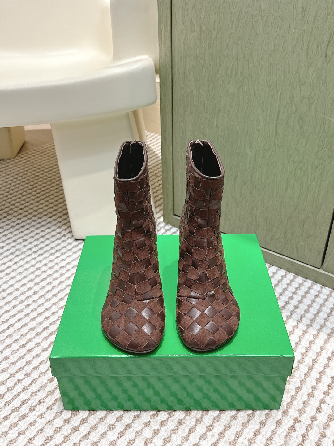 NO:616283,Purchasing-grade Bottega Venet* 25ss new retro woven style thick-heeled short boots. The upper is BV's iconic 'Intrecciato weaving process', which is hand-woven from fine leather/suede. The texture is exquisite and recognizable, which is the core embodiment of the brand's high luxury. The short boot shaft fits the ankle and can modify the leg shape; the thick heel is stable but not bulky, and can be used for daily walking;  The side zipper design makes it easy to put on and take off. It can be worn with suits and wide-leg pants for a minimalist commuting style, or with dresses and coats for an elegant style. It can even be worn with denim items for a relaxed, luxurious and casual feel, suitable for a variety of mature dressing scenes. Suede upper, sheepskin lining, original open-molded outsole, increased by 7cm, size 35-41 (40 size customization is not returnable), boots, Bottega Veneta, Bottega  veneta,boots,skirts,business suit,sheepskin,chamois leather19860909代购级 Bottega Venet* 25ss新款复古编织款粗跟短靴 鞋面是BV标志性的“Intrecciato编织工艺”,由细腻皮革/麂皮手工编织而成,纹理精致且有辨识度,是品牌高奢感的核心体现.短靴靴筒贴合脚踝,能修饰腿型；粗跟,稳而不笨重,日常走路也能驾驭； 侧边拉链设计,穿脱方便.既可以搭西装、阔腿裤走极简通勤风,也能配连衣裙、大衣走优雅气质风,甚至搭牛仔单品能穿出松弛的轻奢休闲感,适配多种成熟穿搭场景. 鞋面麂皮 内里羊皮 大底原版开模大底 增高7cm size35-41码（40码定制不退换）,靴子,bottega veneta,bottega veneta,boots,skirts,business suit,sheepskin,chamois leather,Women's Shoes