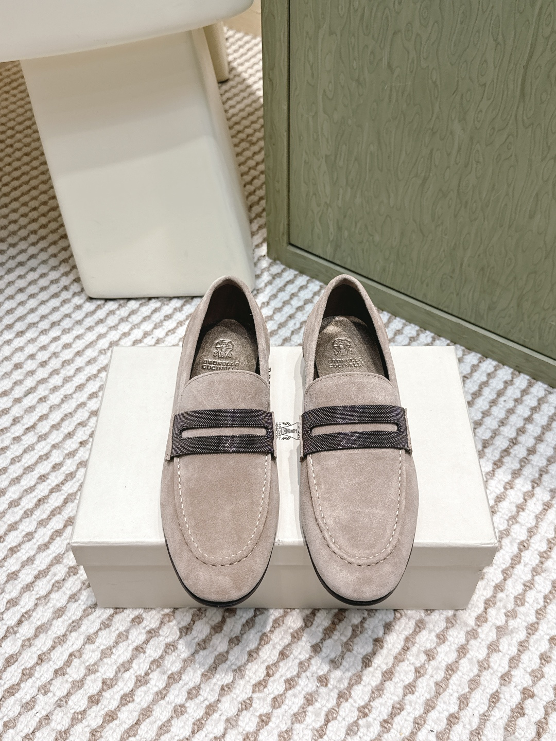 NO:594740,Purchasing agent BrunelloCucinell·*25s early autumn new style retro minimalist lightweight thin-soled loafers at Brunello  In Cucinelli's world, luxury is restrained and a texture that still shines after the baptism of time. This pair of retro loafers is the essence of this philosophy. It is not a product of chasing trends, but a deep tribute and modern reinvention of classic styles, integrating Italian leisure and top-notch craftsmanship, becoming an irreplaceable cornerstone item in the wardrobe.  Adhering to the low-key luxury that the brand is proud of, this pair of loafers abandons any exaggerated decoration. Its beauty comes from the extremely simple streamlined silhouette, well-thought-out colors and the luster of the leather that has become more charming with the passage of time. It represents a kind of unobtrusive self-confidence and knows how to appreciate the inner value rather than the external logo.  The iconic horsebit details may be simplified and presented in a more subtle way, and its metallic texture has been specially processed to present a warm retro luster instead of a dazzling light.  Choose tones full of retro charm such as chestnut, auburn, deep burgundy or warm chocolate. The leather surface has subtle palm prints and a unique color rubbing effect, as if it has been worn gently for many years, with a sense of story. It can be matched with tailored suits to show an effortless formal feel, or with casual khakis or high-quality jeans, injecting a casual elegance. It is the perfect bridge between business and leisure, classic and contemporary. Material: cow suede lining Sheep lining  Outsole Italian imported genuine leather outsole Size35-39/40 41 Customized non-returnable, loafers, brunello cucinelli, loafers, jeans, business suit, Leather soles19860909代购级 BrunelloCucinell·*25s早秋新款 复古主义极简轻便薄底乐福鞋 在Brunello Cucinelli的世界里,奢华是内敛的,是历经时间洗礼后依旧熠熠生辉的质感.这双复古乐福鞋,便是此种哲学的精粹体现.并非追逐潮流的产物,而是对经典风格的深度致敬与现代化重塑,将意式闲适与顶级匠艺融于一体,成为衣橱中无可替代的基石单品. 秉承品牌引以为傲的低调奢华,这双乐福鞋摒弃了任何浮夸的装饰.其美感源于极致简约的流线型轮廓、经过深思熟虑的色彩以及因岁月沉淀而愈发迷人的皮料光泽.代表的是一种不张扬的自信,懂得欣赏内在价值而非外在标识. 标志性的马衔扣细节或被简化,以更含蓄的方式呈现,其金属质感经过特殊处理,呈现出温润的复古光泽,而非刺眼的亮光. 选用栗色、赤褐色、深酒红或是温润的巧克力色等充满复古韵味的色调.皮料表面带有细微的掌纹以及独特的擦色效果,仿佛已被温柔穿着多年,自带一段故事感.既能与精裁西装搭配,展现毫不费力的正式感,也能与休闲卡其裤或高品质牛仔裤相配,注入一份随性的优雅.是连接商务与休闲、经典与当代的完美桥梁. 材质牛反绒 内里羊里 大底意大利进口真皮大底 Size35-39/40 41定制不退换,乐福鞋,brunello cucinelli,loafers,jeans,business suit,Leather soles,Women's Shoes