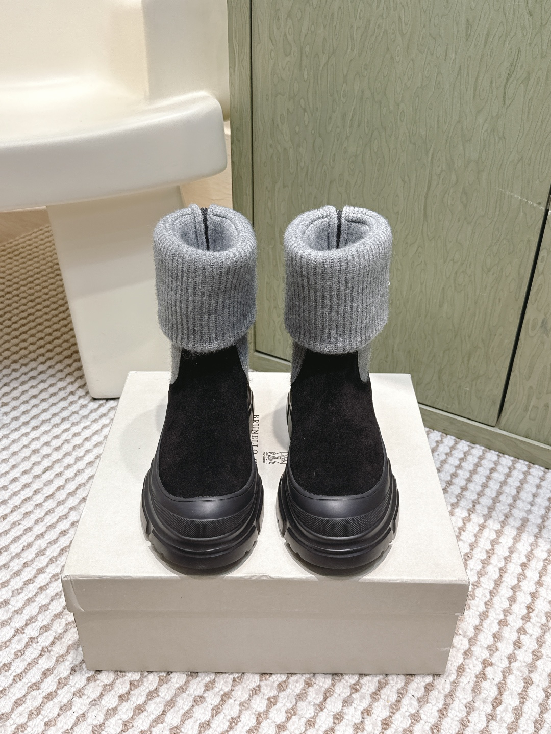 NO:594737,Purchasing agent Brunello Cucinell·*25s new autumn and winter style, autumn and winter atmosphere, super soft knitted wool boots, a gentle ode to pointe, at Brunello  In Cucinelli's world, luxury is a restrained perception, an ultimate comfort derived from top-quality materials and humanistic care. This pair of knitted wool boots is the perfect epitome of this concept. It transcends the boundaries of seasons and integrates the gentleness of wool knitting with the exquisite craftsmanship of Italy to create a wearing experience like a 'pointe art'.  Adhering to the brand's consistent philosophy of low-key luxury, these boots do not have any ostentatious logos or complicated designs. Their beauty comes from the smooth and simple silhouette, high-end neutral tones and the unique texture brought by the knitted material itself. It is like a flowing sculpture that deforms slightly with the steps and fits perfectly with the feet.  Delicate stitching forms a tight and flat arrangement, which is not only a decoration, but also a reflection of structure and function. Whether paired with lazy cashmere trousers or an exquisite skirt, it can instantly enhance the overall texture and inject an effortless elegance and wisdom. It conveys a kind of 'quiet confidence'. The wearer does not need to say anything, and his excellent taste is naturally revealed through the demanding details of these boots and the original beauty of the material. Material: cow suede  Inner sheepskin outsole rubber outsole Size35-39/40.41.42 Customized non-returnable, snow boots, brunello cucinelli, boots, skirts19860909代购级 BrunelloCucinell·*25s秋冬新款 秋冬氛围感 超柔软针织羊毛靴 足尖的温柔颂歌,在Brunello Cucinelli的世界里,奢华是一种内敛的感知,一种源自顶级材质与人文关怀的极致舒适.这双针织羊毛靴,便是此般理念的完美缩影.超越了季节的界限,将羊毛针织的温柔与意大利的精湛手工艺融为一体,打造出一件宛如“足尖艺术品”的穿着体验. 秉承品牌一贯的低调奢华哲学,这款靴子没有任何张扬的logo或繁复的设计.其美感源于流畅简约的轮廓、高级中性的色调以及针织材质本身所带来的独特纹理.像是一件流动的雕塑,随脚步而轻微形变,与双足完美贴合. 细腻的针法形成了紧密平整的排列,这不仅是一种装饰,更是结构与功能的体现.无论是搭配慵懒的羊绒长裤,还是精致的裙装,都能瞬间提升整体的质感,注入一份不费力的优雅与智慧. 传递的是一种“安静的自信”.穿着者无需多言,其卓越的品味便通过这双靴子对细节的苛求与材质的本源之美,自然而然地流露出来. 材质牛反绒 内里羊里 大底橡胶大底 Size35-39/40.41.42定制不退换,雪地靴,brunello cucinelli,boots,skirts,Women's Shoes