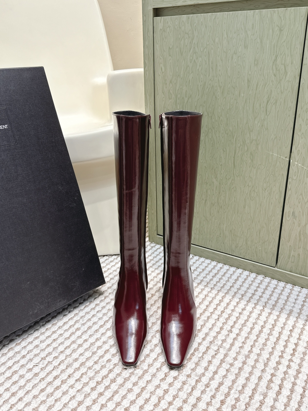 NO:594735,Purchasing agent high boots Saint Laurent fw25 new arrival YSL Saint Laurent Autumn and winter new side zipper high heel ankle boots thick heel short boots ankle boots, with square pointed toe and tapered thick heel, decorated with LE CASSANDRE on the inside, and zipper closure design on the side.  The whole shoe is very simple and elegant~ The small square toe is more refined and fashionable. You can see that the side of our boots is designed with a curvature based on the shape of the human leg~ The upper foot is very delicate and unobtrusive~ It lengthens the leg~ Suitable for various occasions~ A must-have item for autumn and winter!  Upper cowhide, inner padding sheepskin, sole Italian A-grade genuine leather outsole, heel height 7.5cm, Size35-39 (40.41 custom-made, non-refundable), boots, saint laurent, saint laurent, saint laurent, boots, cowhide, sheepskin, Leather soles19860909代购级短靴 高靴 Saint Laurent fw25 new arrival YSL圣罗兰 秋冬新款侧拉链高跟及踝靴粗跟短靴 及踝靴,搭配方形尖鞋头和锥形粗跟,内侧饰以LE CASSANDRE,侧面拉链开合设计. 整个鞋非常的简约大气～小方头更加的精致时髦可以看到我们靴子侧面是按照人体腿型设计出来的弧度～上脚非常秀气好看不挑人～拉长腿型～适合各种场合搭配～秋冬穿搭必备单品！ 鞋面牛皮 内里垫脚羊皮 鞋底意大利A级真皮大底 跟高7.5cm Size35-39（40.41定做不退换）,靴子,saint laurent,saint laurent,saint laurent,boots,cowhide,sheepskin,Leather soles,Women's Shoes