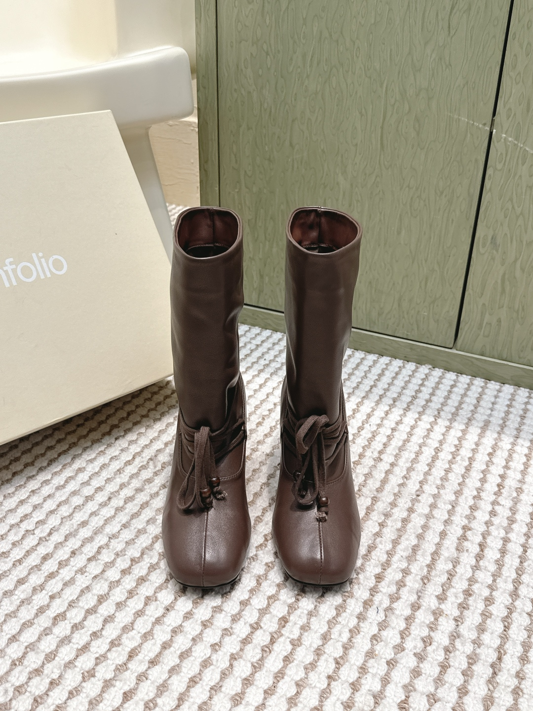 NO:594736,Purchasing agent Unfolio 25 new autumn and winter thick heel distressed short boots are called the best looking short boots this year, without exaggeration, retro and versatile, lazy and simple. The upper is made of imported cowhide/cow suede, sheepskin lining, Italian imported injection molded outsole Size 35-41 (40 41 custom-made, non-refundable), boots, boots, cowhide, sheepskin19860909代购级 Unfolio 25秋冬新款 粗跟 做旧短靴 称之为今年最好看的短靴,毫不过分,复古百搭,慵懒简约 鞋面采用进口牛皮/牛反绒,羊皮内里,意大利进口注塑大底 Size35-41（40 41订做不退换）,靴子,boots,cowhide,sheepskin,Women's Shoes