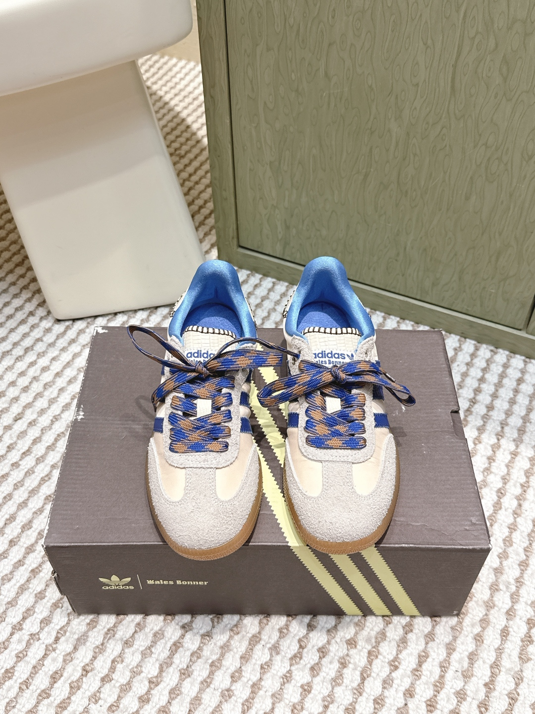 NO:594734,Dongguan purchasing grade 25ss early spring adidas Samba  Dexun shoe shape + small tongue design, paired with mid-length socks, the overall street retro feel is playful, the tongue is full, and the exposed stitching at the heel is the highlight of the collaborative shoes. It can be matched with dark/light color clothes, cleanfit and other styles [deyi]. The original upper is made of cow hair, and the length of the cow hair is precisely customized. It is slightly longer than the market version by about 0.15cm. It is custom-dyed frosted cowhide and has a high-gloss texture.  The lining is as comfortable as silk with custom-made Lycra lining, suitable for all seasons, warm in winter and cool in summer. The outsole is rubber outsole with transparent glass glue content (which is anti-slip and restores the transmittance of YB). Size#35-40 (40 made to order, non-returnable), casual shoes/sports shoes, adidas, sneakers, cowhide, real silk19860909东莞代购级 25ss早春adidas Samba X Wales Bonner Adida Samba 和伦敦时装品牌 Wales Bonner 前阵子联名合作推出的两款配色黑白色,豹纹配色[色]入的 Adida Samba X Wales Bonner Samba 简直梦中情鞋 Samba 德训鞋型＋小翻舌设计,搭配中长筒袜整体街头复古感俏皮感拉满鞋舌、鞋跟位置外露的缝线都是合作鞋款的亮点搭配深／浅色系衣服 cleanfit 等各种风格都能驾驭[得意] 鞋面原版对色牛毛,牛毛长度精准定制版略比市场版本微长0.15cm左右,定染磨砂牛皮,高光质感 内里比肩真丝的定制舒适莱卡内里,适用于四季穿着,冬暖夏凉 大底透明玻璃胶含量的橡胶大底（即防滑又还原YB的透光度） Size#35-40（40订做不退换）,休闲鞋/运动鞋,adidas,sneakers,cowhide,real silk,Women's Shoes