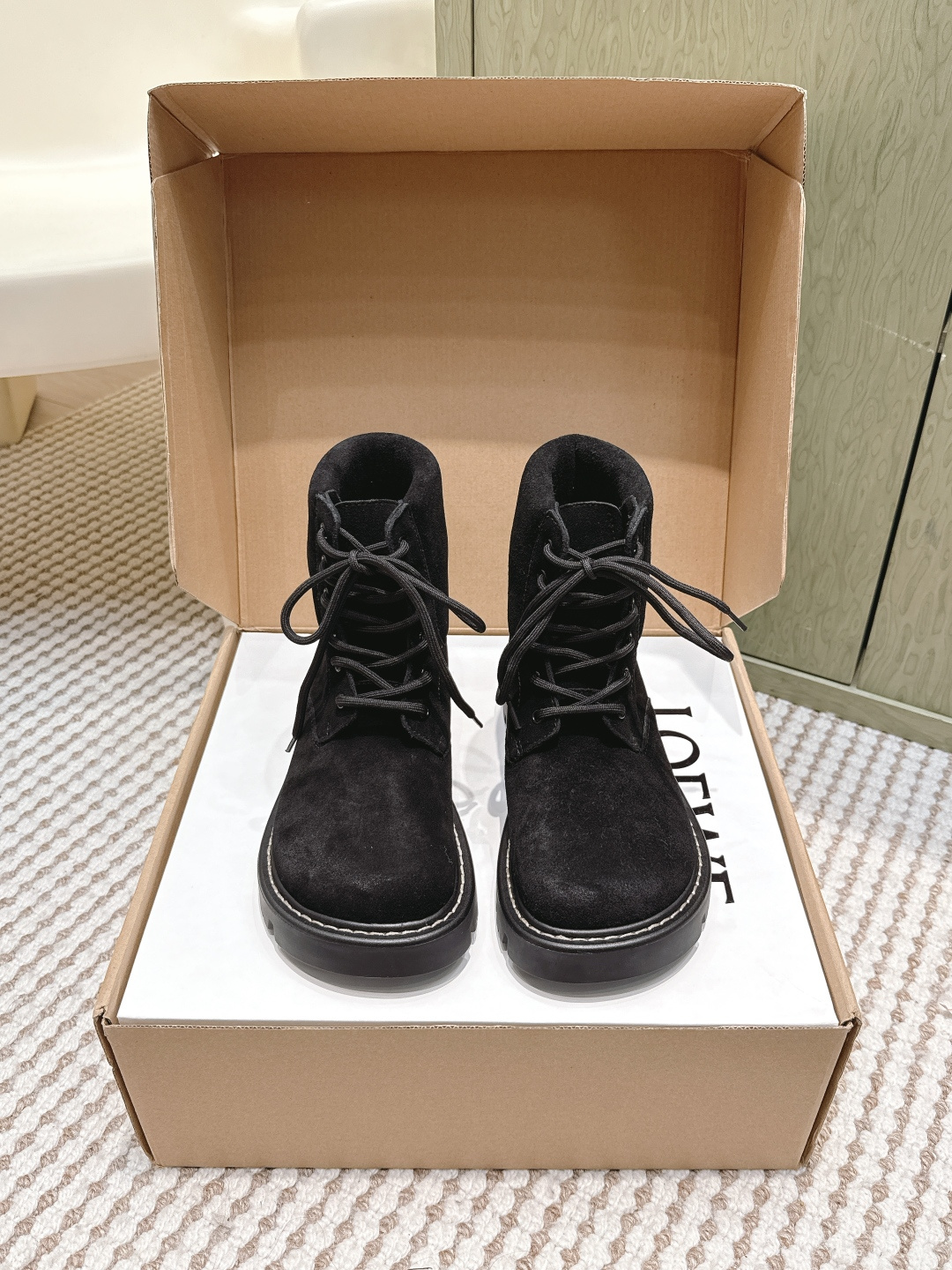 NO:594725,Dongguan purchasing agent level (official website sync box packaging) LOEWE 25ss autumn and winter new style doll head couple style lace Martin boots simple and fashionable, timeless and timeless, a classic that will never fade away in the fashion circle. The retro British style allows you to wear a different temperament. The original last last is fully packaged at the counter!  Fabric imported suede lining Sheepskin lining Original open molded wear-resistant velvet ultra-light outsole Size #Female 35-40 #Male 39-44 (Female 40 is custom-made and non-refundable), boots, loewe, loewe, boots, sheepskin, chamois leather19860909东莞代购级（官网同步盒包装） LOEWE 罗意威 25ss 秋冬新款 娃娃头 情侣款 鞋带马丁靴 简约大气时髦 耐看不过时 是时尚圈永不退潮的经典所在 复古的英伦风格 让你穿出不一样的气质.对版原版楦头 专柜全套包装！ 面料进口麂皮 内里羊皮内里 鞋底原版开模耐磨绒超轻大底 Size#女35-40 #男39-44（女40订做不退换）,靴子,loewe,loewe,boots,sheepskin,chamois leather,Women's Shoes