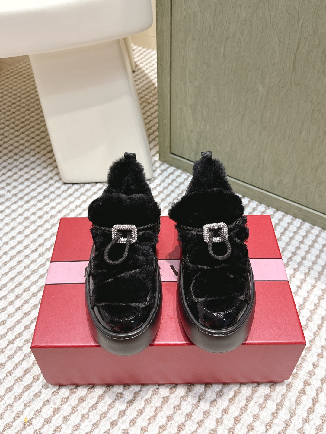 NO:594716,Purchasing agent RV 25ss new autumn and winter casual thick-soled furry shoes, five-centimeter thick-soled EVA shoes, light and soft, as comfortable as walking on cotton ~ Inspired by the 1960s space age, blended with street style, great for daily casual or street style!  The drawstring design on the upper is practical and fashionable. It is a must-have for autumn and winter. It keeps you warm and makes your legs look longer. It looks great with colorful socks or shorts!  Customized patent leather/sheep/plush upper material, Australian wool lining, original molded EVA outsole, thick sole 5CM Size35-40 (customized for 40), furry shoes, shorts, sheep, socks19860909代购级 RV 25ss秋冬新款 休闲 厚底 毛毛鞋 五厘米EVA厚底,轻盈柔软,穿着像踩棉花一样舒服～灵感来自60年代太空时代,融合街头风,日常休闲或街头造型都很出彩！鞋面抽绳设计,实用又时髦,秋冬穿搭必备,保暖又显腿长,搭配彩色袜子或短裤都很赞哦！ 鞋面定制漆皮/羊猄/毛绒材质 内里垫脚澳洲羊毛一体 大底原版开模EVA大底 厚底5CM Size35-40（40定做）,毛毛鞋,shorts,sheep,socks,Women's Shoes