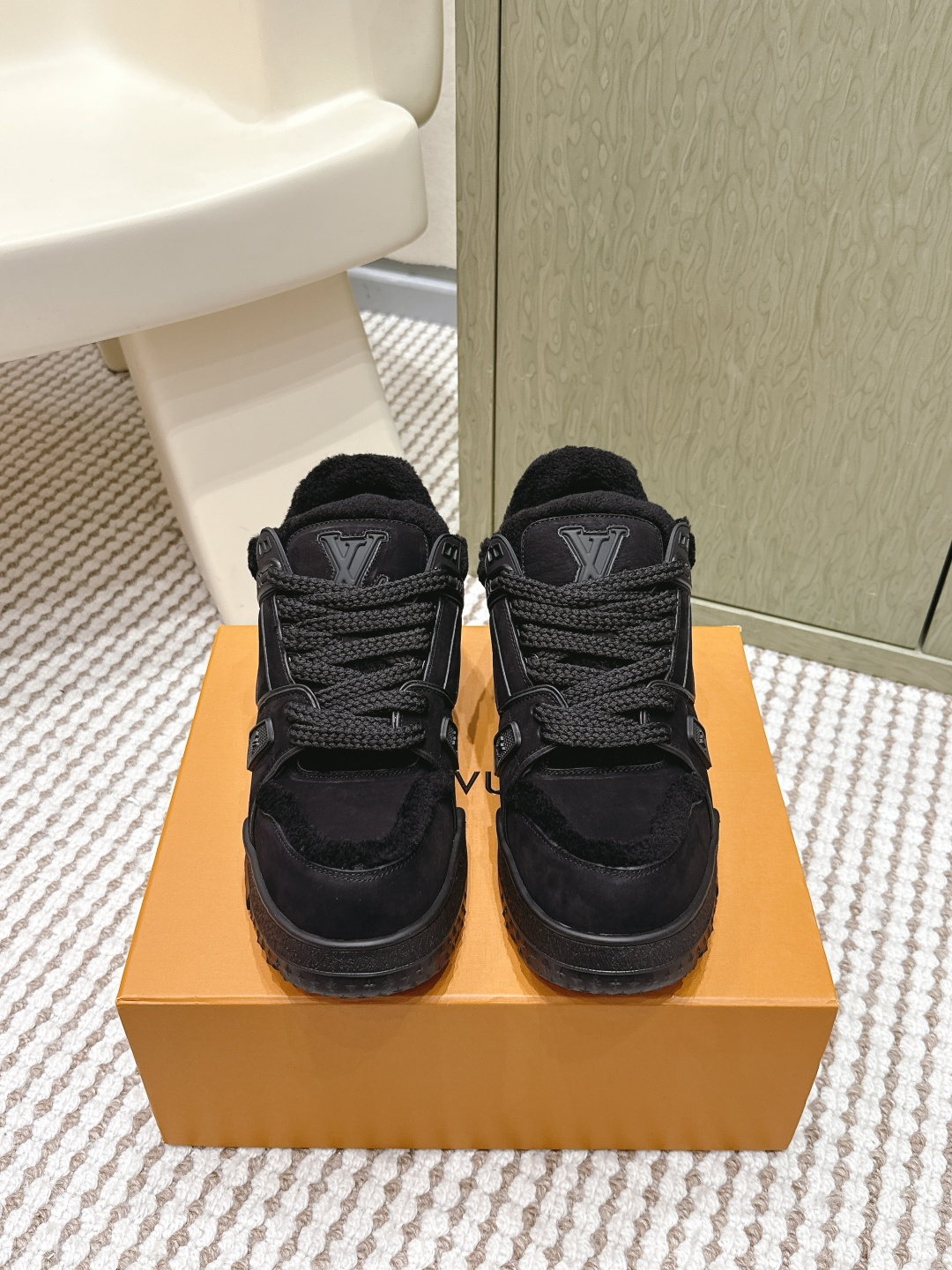 NO:616511,Purchasing level Since Trainer became Maxi, and with Wang Jiaer's support, it once became the top fashion sneaker. This time, the black color scheme of the Fat Black Warrior is also very good-looking. This time, the color scheme uses a large area of black suede with a raw rubber outsole, which has both appearance and texture. The black color scheme is also versatile, and it is highly recognizable in a low-key manner.  The difference is that except for the LV shoe buckle on the toe, there are no additional beads on the shoelaces. In addition, these shoes do not press on the instep and are very comfortable to wear. The upper is made of original imported cowhide, the lining is wool, the heel height is 5cm, the outsole is original molded, Size39-45 (38.45 custom-made), casual shoes/sports shoes, louis vuitton, sneakers, cowhide, chamois leather19860909代购级 自Trainer变成了小胖丁Maxi后,加上王嘉尔的加持,一度成为了时尚潮流的顶配球鞋.这次黑色胖胖的黑武士配色也十分好看. 这次配色上运用了大面积黑色麂皮搭配生胶外底的调配,颜值和质感兼具.黑色配色也百搭,低调中也带着极高的辨识度. 不同的是鞋带上除了鞋头的LV鞋扣外,没有了额外的串珠.另外这双鞋子也不压脚背,穿起来很舒服. 鞋面原版进口牛皮 内里羊毛 跟高5cm 大底原版开模 Size39-45（38.45订做）,休闲鞋/运动鞋,louis vuitton,sneakers,cowhide,chamois leather,Women's Shoes