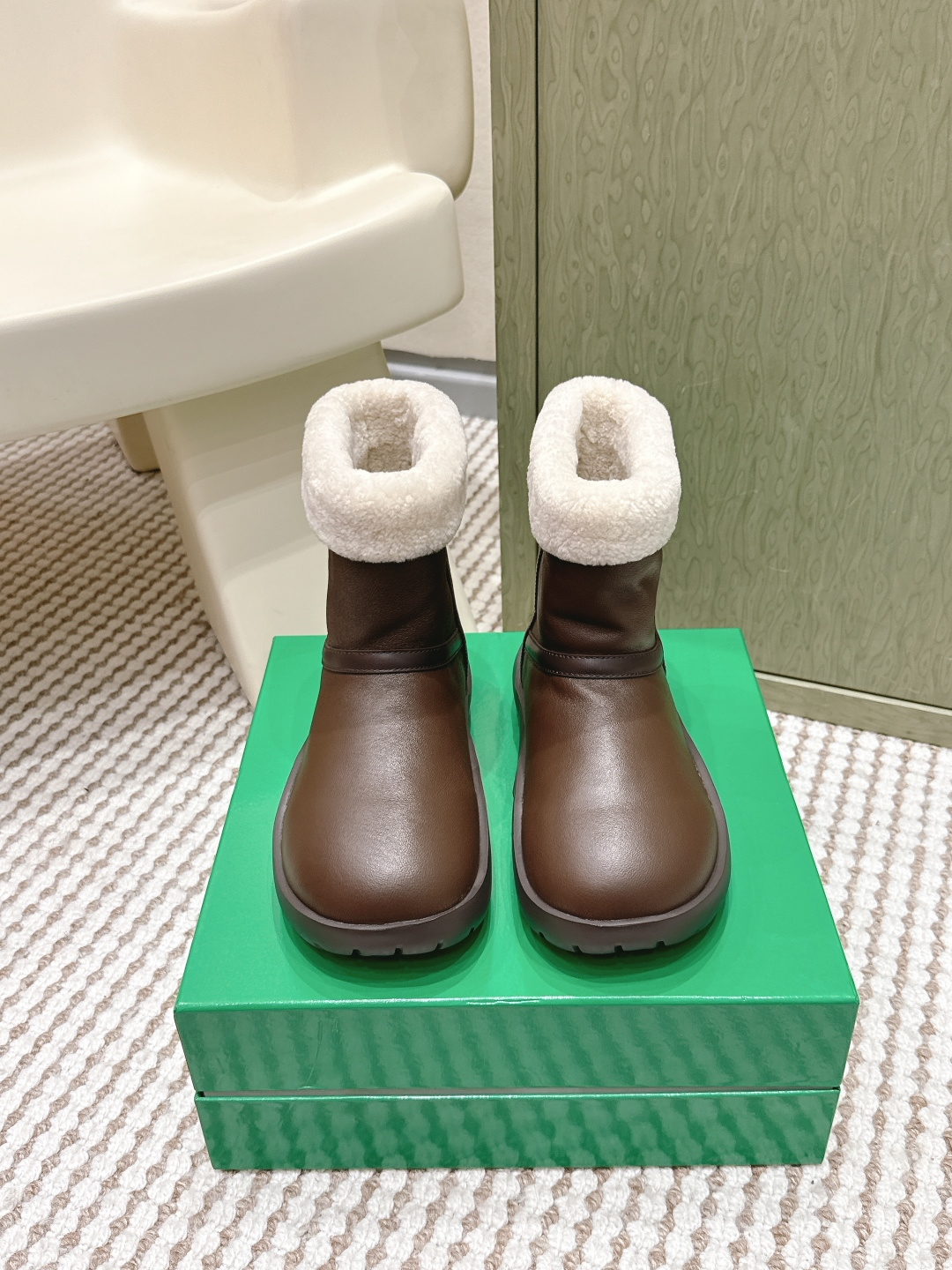 NO:594722,Dongguan purchasing agent Bottega Venet's newly upgraded new round-toe simple snow boots furry short boots!  BV’s first snow boots!  Super popular on Instagram, very popular in European and American street photos. The latest version is on sale. The round and fat shoe shape hides the flesh when worn. The original imported calfskin is shiny and super texture. The inner foot pad is made of imported lamb wool. The wool is 2cm thick. It is comfortable and warm. It can survive the winter in the north. Customized original non-slip EVA outsole!  Lightweight and non-slip, sole thickness 4cm, Size#35-40 (40 is custom-made and non-returnable), snow boots, bottega veneta,bottega veneta,boots,cowhide19860909东莞代购级 Bottega Venet 全新升级 新款圆头简易雪地靴毛毛短靴！ BV第一款雪地靴作品！ Ins上超火 欧美街拍出镜率超高 最高版本发售 圆圆胖胖的鞋型 穿上之后非常的藏肉 原版进口小牛皮 有光泽 超有质感 内里垫脚全进口羊羔毛 羊毛足足2cm厚 舒适保暖 北方过冬完全 定制原版防滑EVA大底！轻便防滑 底厚4cm Size#35-40（40 定做不退换）,雪地靴,bottega veneta,bottega veneta,boots,cowhide,Women's Shoes