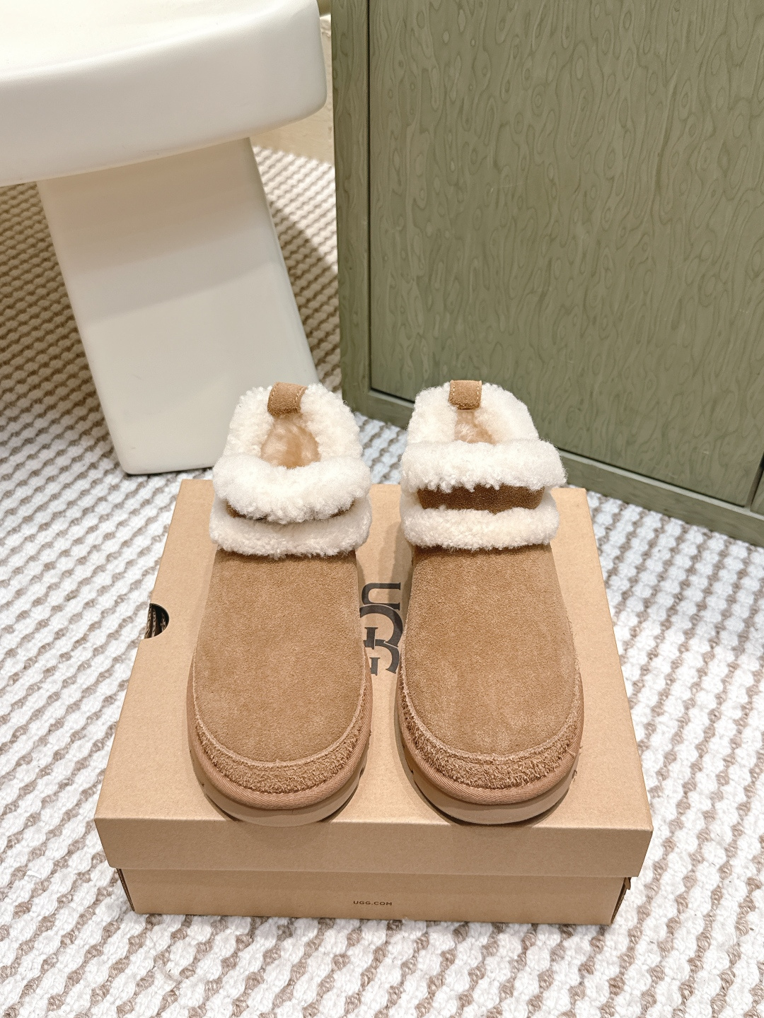 NO:615534,Purchasing-grade UGG Tazz series snow boots, classic Australian design, made of recycled environmentally friendly suede + ethnic woven details, full of retro feel. Lined with 10mm Australian merino wool, soft and warm, super comfortable to wear in cold seasons. The sole is made of sugar cane EVA, with a thickness of about 4.5cm, which is increased and non-slip. One foot  Slip-on design + micro-arc support at the heel, easy to put on and take off and not easy to fall off. The sand color is gentle and versatile. It can be easily worn in sweatshirts or coats. It is suitable for commuting and leisure! Size35-40 (40 orders can not be returned or exchanged), snow boots, boots, hoodie, sweatshirts19860909代购级 UGG Tazz系列雪地靴,经典澳洲设计,采用再生环保翻毛皮+民族风编织细节,复古感满满计.内衬10mm澳洲美利奴羊毛,柔软又保暖,寒冷季节穿着超舒适.鞋底 为甘蔗EVA材质,厚度约4.5cm,增高同时防滑.一脚 蹬设计+后跟微弧支撑,穿脱方便不易掉.沙色温柔百搭,无论卫衣还是大衣都能轻松驾驭,通勤休闲都很适合! Size35-40（40订做不退换）,雪地靴,boots,hoodie,sweatshirts,Women's Shoes