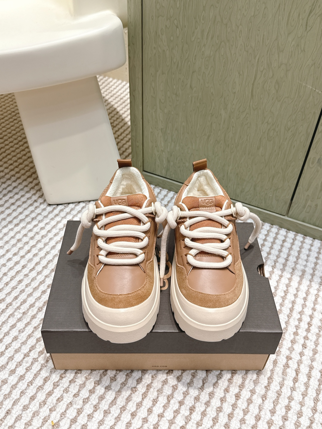 NO:615530,Purchasing agent UGG 25s new autumn and winter couple series cotton shoes, snow boots, casual shoes, snow boots and cotton shoes. As the leading brand of snow boots, this new pair of cotton shoes also continues its consistent concept of comfort. It is light and comfortable on the feet, as if you are stepping on clouds. Moreover, its soles are made of EVA material, which is non-slip and wear-resistant. It is stable whether you are walking or running. You no longer have to worry about tired feet from walking!  In addition to comfort, the design of this new pair is also super fashionable!  Simple lines and smooth tailoring can be matched with casual wear or formal occasions. Matte cowhide upper and wool lining. Size 35-45 (please note men and women when ordering at 39.40, customization at 45 is non-refundable and non-exchangeable), casual shoes/sports shoes, boots, sneakers, cowhide19860909代购级 UGG 25s 秋冬新款情侣系列棉鞋 雪地靴 休闲鞋 雪地靴棉鞋作为的领军品牌,这双新款同样延续了其一贯的舒适理念,穿在脚上轻盈自在,仿佛踩在了云朵上一般.而且,它的鞋底采用EVA材质,防滑耐磨,不管是走路还是跑步都稳稳当当的,再也不用担心走路累脚啦！ 除了舒适度,这双新款的设计也是超级时尚的！简约的线条和流畅的剪裁,既能搭配休闲装,也能hold住正式场合 鞋面磨砂牛皮 内里羊毛 Size35-45(39.40下单备注男女,45定制不退不换),休闲鞋/运动鞋,boots,sneakers,cowhide,Women's Shoes