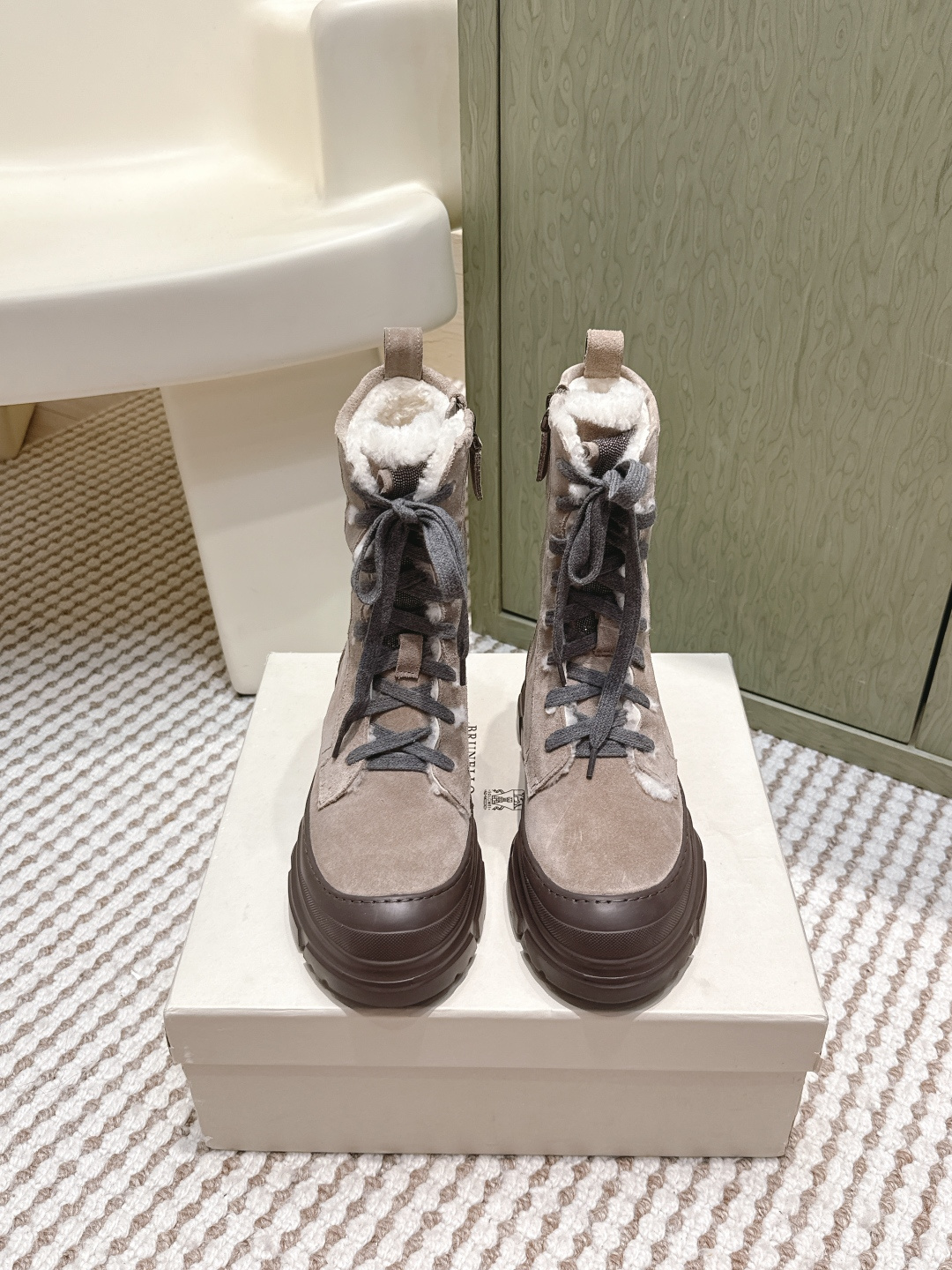 NO:615528,Purchasing agent BrunelloCucinell·*25s early autumn new motorcycle style retro Martin boots with wool lining. The essence of the capsule series is that less is more, abandoning complicated trend elements and returning to the classics themselves. This Martin boots with wool lining is the perfect embodiment of this concept - it is a winter upgrade of the classic Martin boots, combining the iconic uninhibited style with thoughtful warmth and care, becoming an indispensable winter cornerstone item in the wardrobe.  The winter evolution of the classic silhouette fully retains the iconic elements of the classic Martin boots, including the solid shaft, iconic side stitching and classic shoelace system. These elements together form its tough, unruly and highly recognizable appearance, ensuring that no matter how the trend changes, it will always be a symbol of style and attitude.  The thick sole visually lengthens the leg lines and gives a steady and confident posture when walking. The addition of wool lining does not change its neat silhouette, but injects a soft texture into the toughness. It can not only collide with motorcycle leather jackets and denim suits to create a rough rock and roll atmosphere, but also mix and match with coats and dresses to deduce a strong and soft urban fashion.  As a member of the capsule series, it has extremely high matchability and aims to create a variety of winter looks by combining with a few items, which is the key to achieving a simple but not simple dressing philosophy. Material: cowhide, fur lining, outsole, rubber outsole, Size35-39/40.41.42, customizable, non-returnable, boots, brunello cucinelli, boots, skirts, leather jacket, cowhide19860909代购级 BrunelloCucinell·*25s早秋新款 机车风复古主义马丁靴羊毛里 胶囊系列的精髓在于少即是多,摒弃了繁复的潮流元素,回归经典本身.这款带有羊毛内里的马丁靴,正是这一理念的完美体现——是对经典马丁靴的冬季升级,将标志性的不羁型格与贴心的温暖呵护合二为一,成为衣橱中不可或缺的冬季基石单品. 经典廓形的冬日进化,完整保留了经典马丁靴的标志性元素,扎实的靴筒、标志性的侧边车缝线以及经典的鞋带系统.这些元素共同构成了其硬朗、不羁且极具辨识度的外观,确保了无论潮流如何变迁,始终是风格与态度的象征. 厚底则在视觉上拉长腿部线条,并赋予步履间稳健的自信姿态.羊毛内里的加入,并未改变其利落的廓形,反而为这份硬朗注入了一丝柔软的质感.既能与机车皮衣、牛仔套装碰撞出粗犷的摇滚气息,也能与大衣、连衣裙混搭,演绎出刚柔并济的都市时尚. 作为胶囊系列成员,拥有极高的搭配性,旨在通过与少数单品的组合,创造出多样的冬日造型,是实现简约而不简单穿搭哲学的密钥. 材质牛皮 内里毛里 大底橡胶大底 Size35-39/40.41.42定制不退换,靴子,brunello cucinelli,boots,skirts,leather jacket,cowhide,Women's Shoes