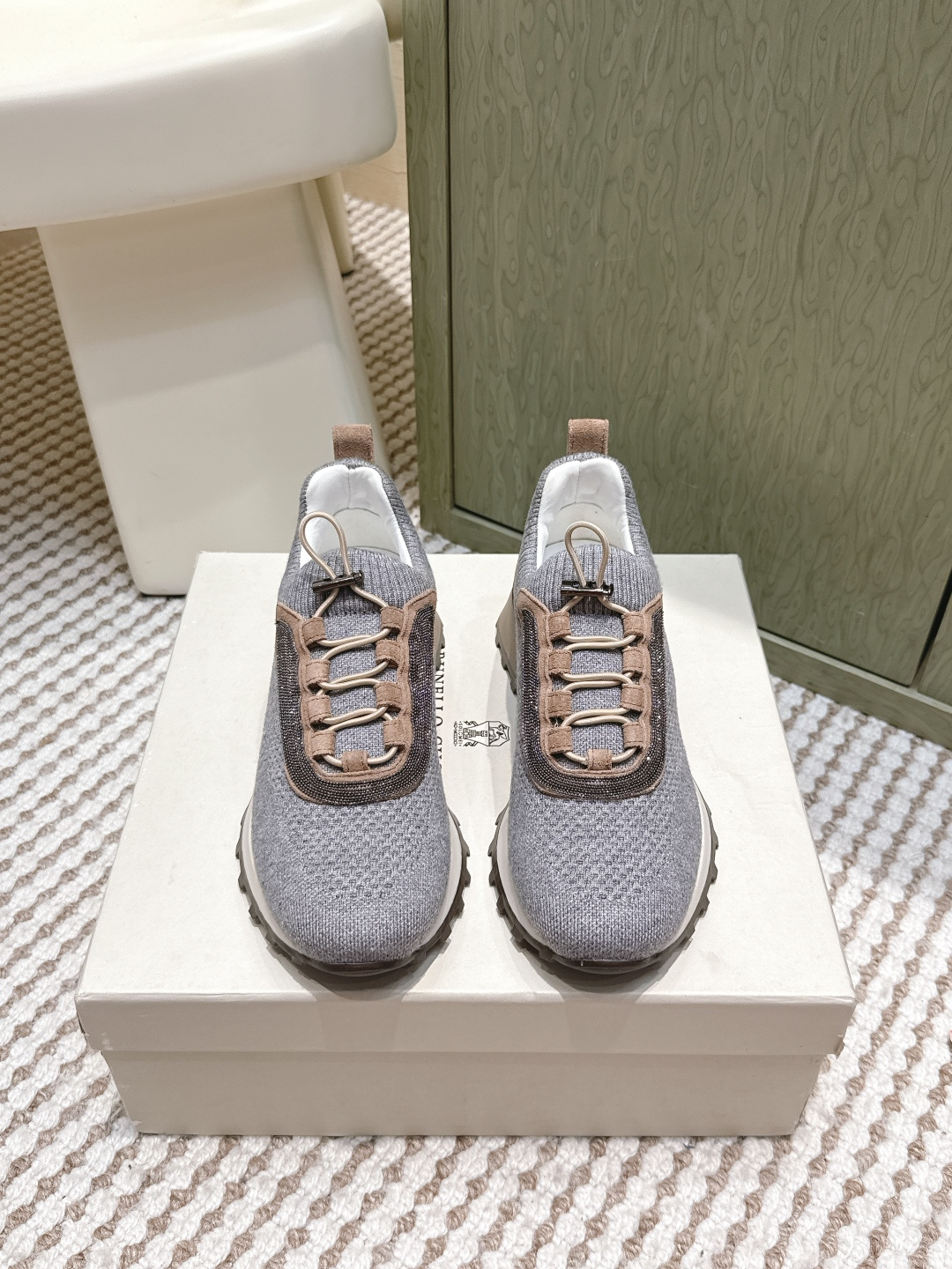 NO:615522,Purchasing agent BrunelloCucinell·*25s early autumn new model, gentle nostalgic style knitted casual dad shoes. The core vision lies in the retro silhouette under minimalism. The designer conducted an 'elegant purification' of the iconic dad shoe silhouette. The core elements such as the stacked midsole and rounded toe are retained, but through smoother and more convergent line processing, the complexity and exaggeration of the prototype are completely abandoned, presenting a calm and modern sculptural sense.  The knitted sock-style shoe body is its soul, replacing traditional leather splicing, giving the shoe a unique minimalist appearance and a tailor-made fit. The overall aesthetic is quiet luxury, and the shoe body uses neutral and mild tones, oatmeal, dark gray or charcoal black, in line with the brand's iconic paradise color philosophy  It has the same origin and is easy to integrate into any high-quality wardrobe. It can be paired with cashmere casual pants and customized jogging pants to create an extremely comfortable VIP feeling at home; it can also be combined with linen shirts and light sweaters to create a casual elegance like a global traveler. It is the perfect bridge between sports and life, leisure and semi-formal occasions.  Material: knitted fabric, sheep lining, outsole, rubber outsole Size35-39/40.41.42 Customized, non-returnable, casual shoes/sports shoes, brunello cucinelli, sneakers, shirts19860909代购级 BrunelloCucinell·*25s早秋新款 温柔怀旧风格针织休闲老爹鞋 核心视觉在于极简主义下的复古廓形,设计师对标志性的老爹鞋轮廓进行了一场“优雅净化”.保留了层叠式的中底、圆润的鞋头等核心元素,但通过更为流畅、收敛的线条处理,彻底摒弃了原型的繁复与夸张,呈现出一种冷静而现代的雕塑感. 针织袜套式鞋身是其灵魂所在,取代了传统的皮革拼接,赋予了鞋子独一无二的极简外观和量身定制般的贴合感.整体美学是不动声色的奢华,鞋身采用中性温和的色调,燕麦色、深灰或炭黑,与品牌标志性的人间天堂色彩哲学一脉相承,易于融入任何高品质的衣橱.既能与羊绒休闲裤、定制慢跑裤搭配,演绎极致舒适的居家贵宾感；也能与亚麻衬衫、轻薄针织衫结合,打造出环球旅行家般的随性优雅.它是连接运动与生活、休闲与半正式场合的完美桥梁. 材质针织布 内里羊里 大底橡胶大底 Size35-39/40.41.42定制不退换,休闲鞋/运动鞋,brunello cucinelli,sneakers,shirts,Women's Shoes