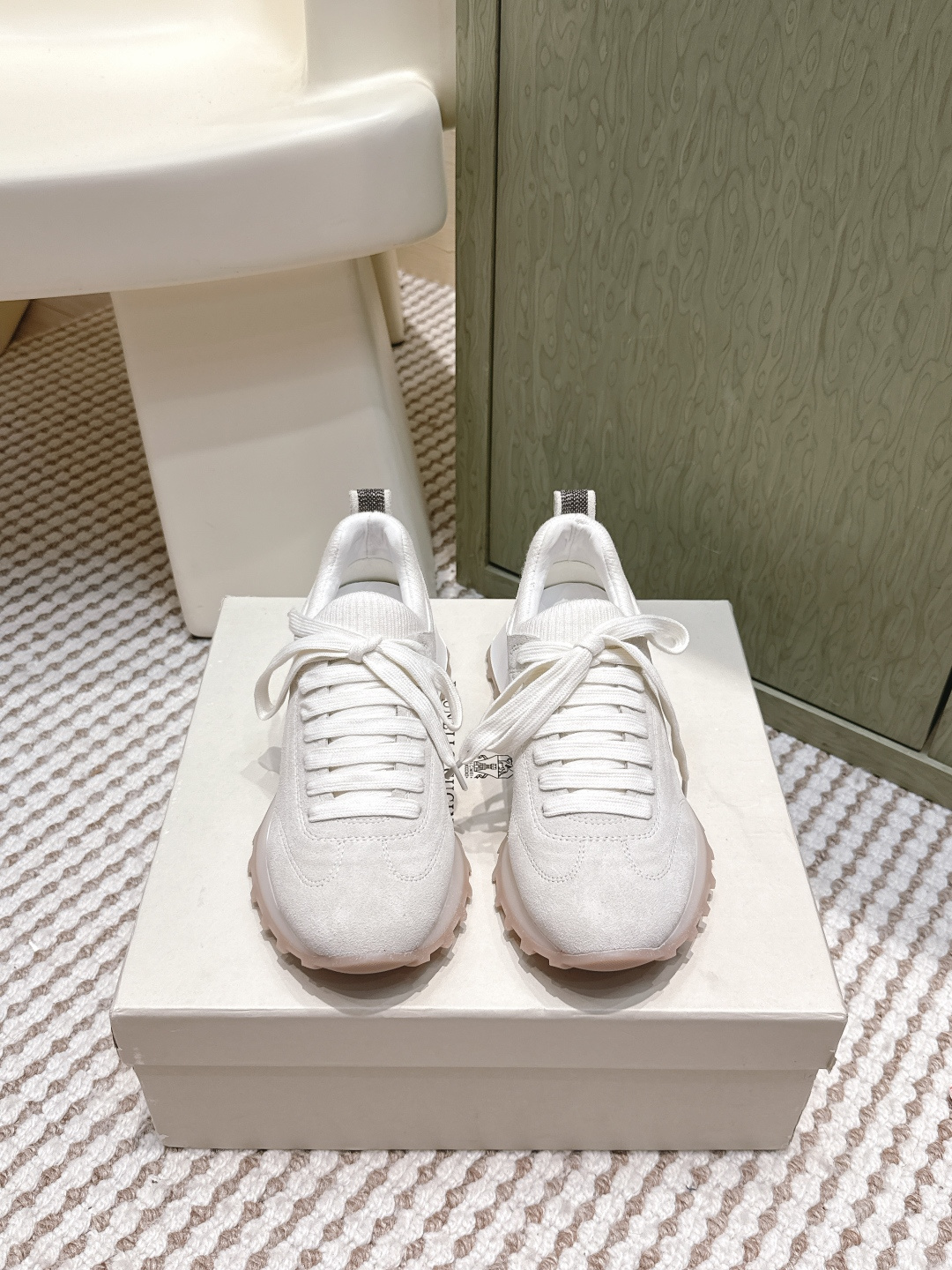 NO:615524,Purchasing agent BrunelloCucinell·*25s early autumn new minimalist retro cow suede dad shoes. The design wisdom of this pair of shoes lies in the art of subtraction of classic dad shoes. The complex lines, exaggerated layering and redundant decorations of traditional styles are eliminated, and only its core soul - full silhouette and layering is retained, and presented in a more restrained and modern way.  In the dialogue between texture and silhouette, the large area of cow suede leather used in the upper is the soul of the style. The fine and even velvet feel and soft matte luster infuse the shoes with a retro, warm and high-end texture, which instantly distances them from common glossy leather or synthetic materials. The traditional complex structure is simplified into refined block splicing. Different parts of the leather create a rich and uncluttered visual hierarchy through subtle color differences or material contrasts, like a modernist sculpture. Material cow suede lining Sheep lining  Outsole Rubber outsole Size 35-39/40 customized non-returnable, casual shoes/sports shoes, brunello cucinelli, sneakers19860909代购级 BrunelloCucinell·*25s早秋新款 极简复古主义牛反绒老爹鞋 这双鞋的设计智慧,在于对经典老爹鞋的减法艺术.剔除了传统款式上繁复的线条、夸张的层叠和冗余的装饰,只保留其最核心的灵魂——饱满的廓形与层次感,并以一种更克制、更现代的方式呈现. 质感与廓形的对话,鞋面大面积使用的牛反绒皮革是风格的灵魂.细腻均匀的绒感、柔和哑光的光泽,为鞋子注入了复古、温润的高级质感,瞬间与常见的光面皮或合成材质拉开距离,传统的复杂结构被简化为精炼的块面拼接.不同部位的皮革通过微妙的色差或材质对比,营造出丰富而不杂乱的视觉层次,仿佛一件现代主义雕塑. 材质牛反绒 内里羊里 大底橡胶大底 Size35-39/40定制不退换,休闲鞋/运动鞋,brunello cucinelli,sneakers,Women's Shoes