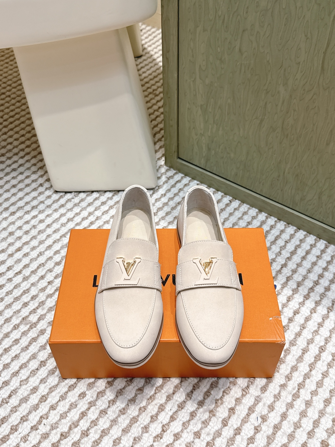 NO:646592,Purchasing-grade half-drags, LOUIS VUITTON 25s, new arrivals in autumn and winter, half-drags, loafers. Although there are few styles, they are superior in refinement and classics. They will never go out of style. They are a brand that maintains and appreciates value. It is really rare to sincerely create such a reputation in consumer goods!  This pair of shoes is a classic style of this brand. It is decorated with metal buckles exclusive to Hermès. It is a classic that has become more and more beautiful over the course of history. We will bring out some goods from the channel in small quantities!  The leather feels very, very soft and feels like baby skin!  Feel the luxury!  Supplies are huge!  Imported calfskin upper, lining and feet are all imported sheepskin, genuine leather Tup rubber sole Size 35-41 (40 41 custom-made, non-returnable), loafers and half-slippers, hermes, Louis Vuitton, loafers, cowhide, sheepskin19860909代购级半拖 乐福 LOUIS VUITTON 25s 秋冬新品 半拖 乐福鞋 虽然款式出的少 但是胜在精 胜在经典 从来不会过时 属于保值升值的品牌 在消费品里面真心作出这样的口碑来 也是实属难得！ 这款单鞋 在这个品牌经典款式 专属爱马仕的金属扣装饰 经典是经过历史长河而越看越好看 渠道货调出来一点货 少量！ 皮质触感非常非常柔嫩的感觉 婴儿般肌肤的触感！奢华感受！耗材巨大！ 进口小牛皮鞋面 内里垫脚都是进口绵羊皮,真皮tup橡胶底 Size35-41（40 41 订做不退换）,乐福鞋半拖,hermes,louis vuitton,loafers,cowhide,sheepskin,Women's Shoes