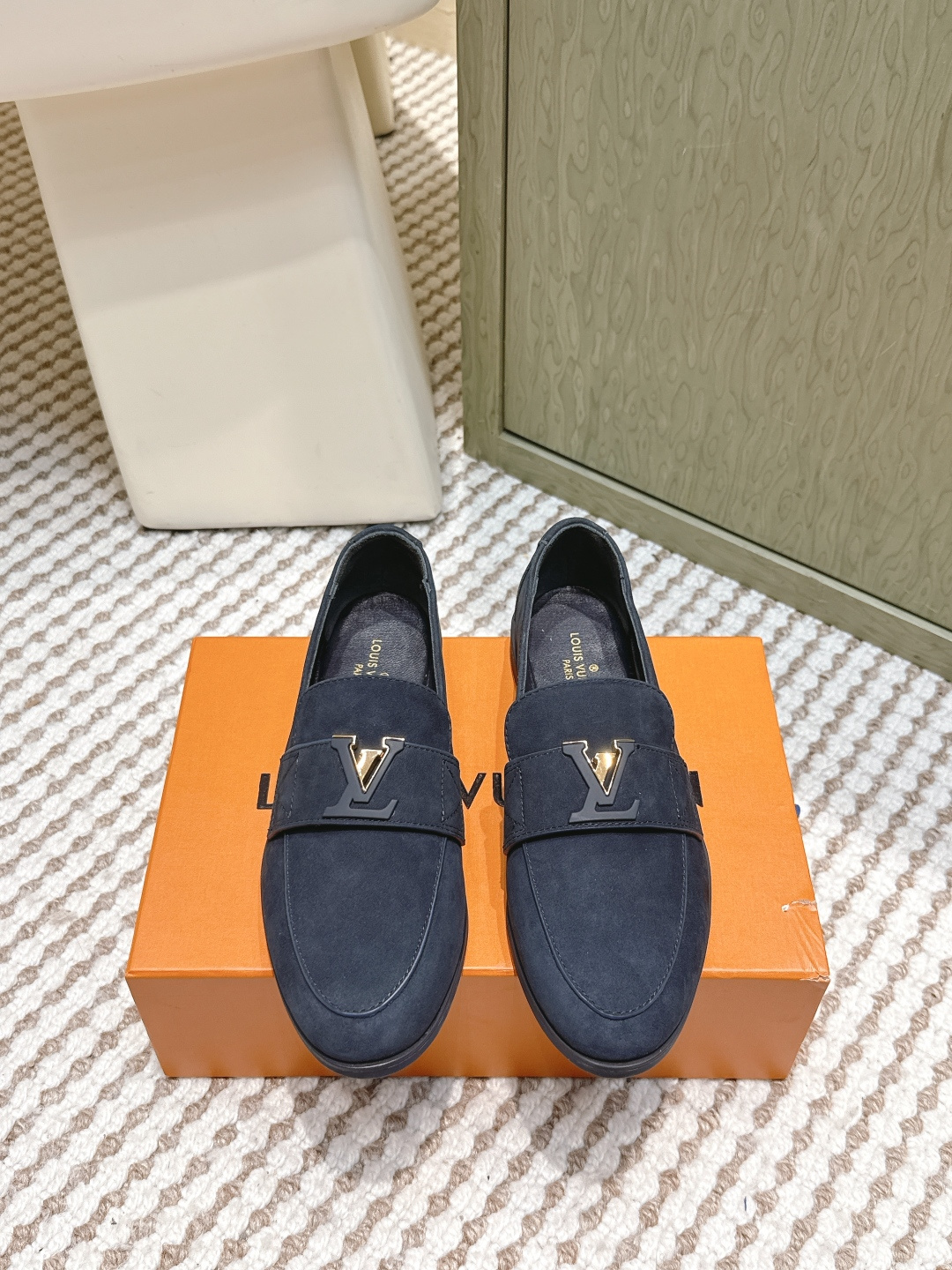 NO:615521,Purchasing-grade half-drags, LOUIS VUITTON 25s, new arrivals in autumn and winter, half-drags, loafers. Although there are few styles, they are superior in refinement and classics. They will never go out of style. They are a brand that maintains and appreciates value. It is really rare to sincerely create such a reputation in consumer goods!  This pair of shoes is a classic style of this brand. It is decorated with metal buckles exclusive to Hermès. It is a classic that has become more and more beautiful over the course of history. We will bring out some goods from the channel in small quantities!  The leather feels very, very soft and feels like baby skin!  Feel the luxury!  Supplies are huge!  Imported calfskin upper, lining and feet are all imported sheepskin, genuine leather Tup rubber sole Size 35-41 (40 41 custom-made, non-returnable), loafers and half-slippers, hermes, Louis Vuitton, loafers, cowhide, sheepskin19860909代购级半拖 乐福 LOUIS VUITTON 25s 秋冬新品 半拖 乐福鞋 虽然款式出的少 但是胜在精 胜在经典 从来不会过时 属于保值升值的品牌 在消费品里面真心作出这样的口碑来 也是实属难得！ 这款单鞋 在这个品牌经典款式 专属爱马仕的金属扣装饰 经典是经过历史长河而越看越好看 渠道货调出来一点货 少量！ 皮质触感非常非常柔嫩的感觉 婴儿般肌肤的触感！奢华感受！耗材巨大！ 进口小牛皮鞋面 内里垫脚都是进口绵羊皮,真皮tup橡胶底 Size35-41（40 41 订做不退换）,乐福鞋半拖,hermes,louis vuitton,loafers,cowhide,sheepskin,Women's Shoes