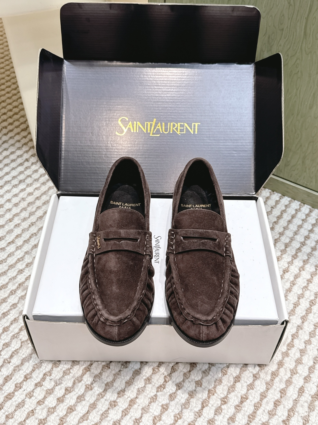 NO:615535,Purchasing-grade Yves Saint Laurent 25ss new YSL small logo loafers. The iconic small logo is the soul of this pair of shoes. It is presented on the shoe body in a low-key and delicate manner. Different from the big and flamboyant logo, it is quiet but eye-catching. It uses simple lines to outline YSL's unique fashion DNA and inadvertently reveals the brand's profound heritage. The classic almond-shaped design of the toe cleverly modifies the foot shape and visually lengthens the foot line, highlighting elegance and delicacy.  . Whether it is paired with simple wide-leg pants or a playful short skirt, it can be easily worn to show the charm of different styles and become the finishing touch in the look. The fabric is made of original customized leather and the inner pads are all sheepskin. The soles are genuine leather outsole imported from Italy size 35-39 (customized 40/41), loafers, saint laurent, saint laurent, loafers, skirts, sheepskin, Leather soles19860909代购级 Yves Saint Laurent 25ss新品YSL小logo乐福鞋 标志性的小logo是这双鞋的灵魂所在 以低调而精致的姿态呈现于鞋身之上. 不同于张扬的大标识 它安静却醒目 用简洁线条勾勒出YSL独有的时尚DNA 在不经意间透露出品牌的深厚底蕴 鞋头的经典杏仁形设计 巧妙修饰脚型 在视觉上拉长足部线条 彰显优雅与秀气 . 无论是搭配简约阔腿裤 还是俏皮小短裙 都能轻松驾驭 展现不同风格魅力 成为造型中的点睛之笔. 面料采用原版定制皮料 内里垫脚均为羊皮 鞋底意大利进口真皮大底 size35-39（40/41定制）,乐福鞋,saint laurent,saint laurent,loafers,skirts,sheepskin,Leather soles,Women's Shoes