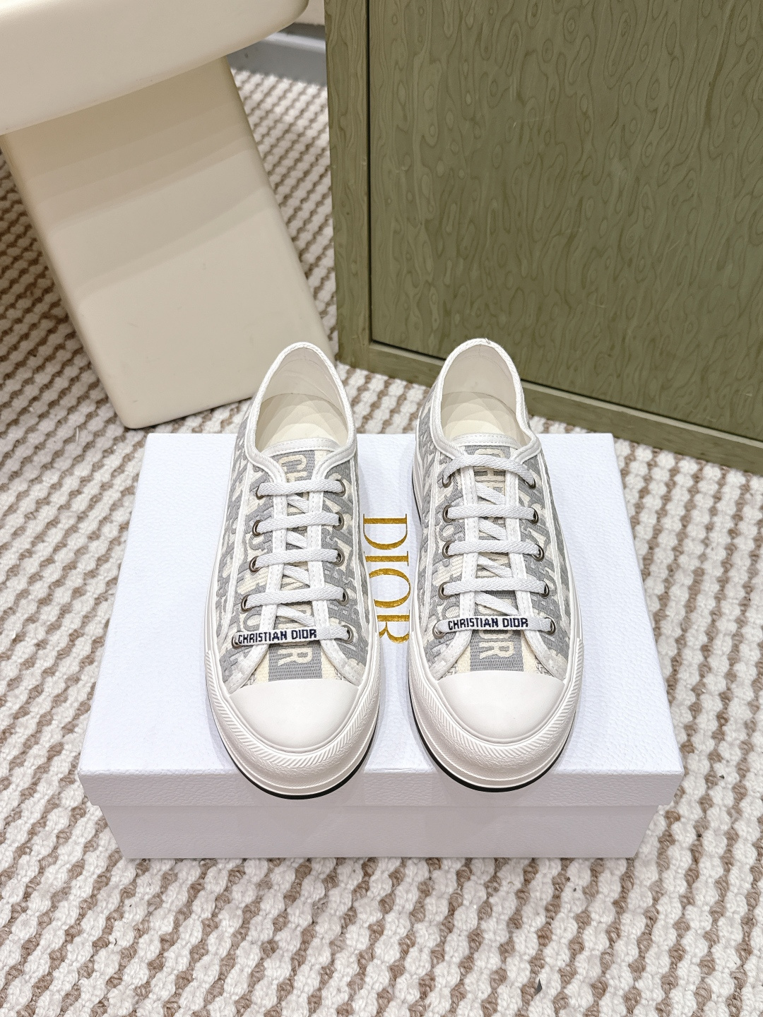 NO:615529,Purchasing agent level Dior Walk ‘n’ Dior thick-soled shoes, classic Oblique presbyopia embroidery + soft sheepskin plush, super warm and fashionable for autumn and winter. The upper is made of cotton embroidery, and the sole is made of TPU material. It is about 4.5cm thick, tall and comfortable. The tongue and shoelaces have the 'Christian Dior Paris' logo, perfect for details!  It can be easily worn for daily casual or street wear. It is specially designed for girls. The public price is about 10,000 yuan. It is fashionable and practical. Size 35-45 (men's 38.45 and women's 40.41, customized), casual shoes/sports shoes, dior, dior, sneakers, sheepskin19860909代购级 迪奥Walk ‘n’ Dior厚底鞋,经典Oblique老花刺绣+柔软羊皮毛绒,秋冬穿超保暖又时髦.鞋面棉质刺绣,鞋底TPU材质,厚约4.5cm,显高又舒适.鞋舌和鞋带都有“Christian Dior Paris”标志,细节满分！日常休闲或街头穿搭都能轻松驾驭,专为女生设计,公价约1万元,时尚实用两不误 Size35-45（男38.45.女40.41订做）,休闲鞋/运动鞋,dior,dior,sneakers,sheepskin,Women's Shoes