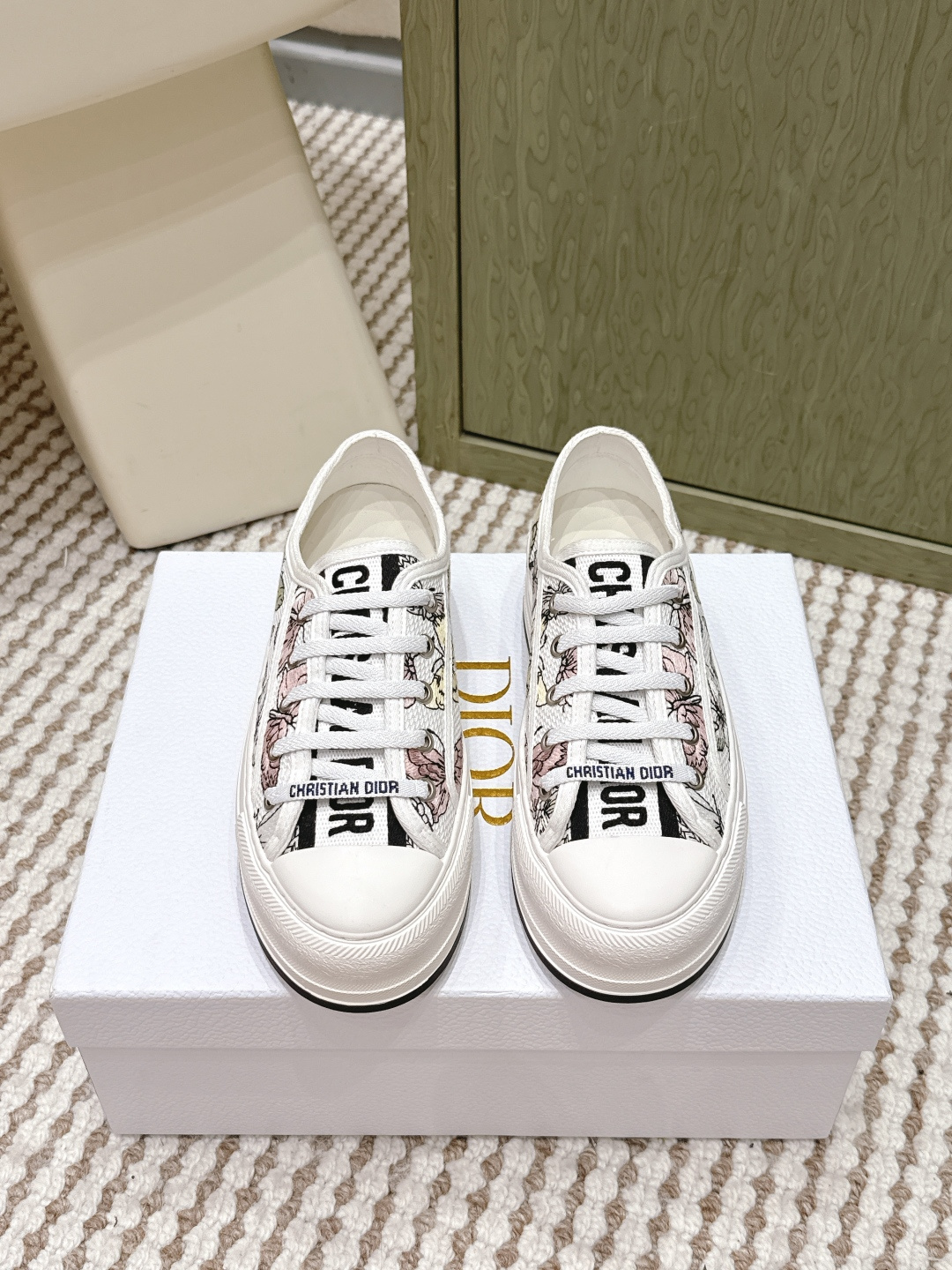 NO:615527,Purchasing agent level Dior Walk ‘n’ Dior thick-soled shoes, classic Oblique presbyopia embroidery + soft sheepskin plush, super warm and fashionable for autumn and winter. The upper is made of cotton embroidery, and the sole is made of TPU material. It is about 4.5cm thick, tall and comfortable. The tongue and shoelaces have the 'Christian Dior Paris' logo, perfect for details!  It can be easily worn for daily casual or street wear. It is specially designed for girls. The public price is about 10,000 yuan. It is fashionable and practical. Size35-39 (customized for 40.41), casual shoes/sports shoes, dior, dior, sneakers, sheepskin19860909代购级 迪奥Walk ‘n’ Dior厚底鞋,经典Oblique老花刺绣+柔软羊皮毛绒,秋冬穿超保暖又时髦.鞋面棉质刺绣,鞋底TPU材质,厚约4.5cm,显高又舒适.鞋舌和鞋带都有“Christian Dior Paris”标志,细节满分！日常休闲或街头穿搭都能轻松驾驭,专为女生设计,公价约1万元,时尚实用两不误 Size35-39（40.41订做）,休闲鞋/运动鞋,dior,dior,sneakers,sheepskin,Women's Shoes