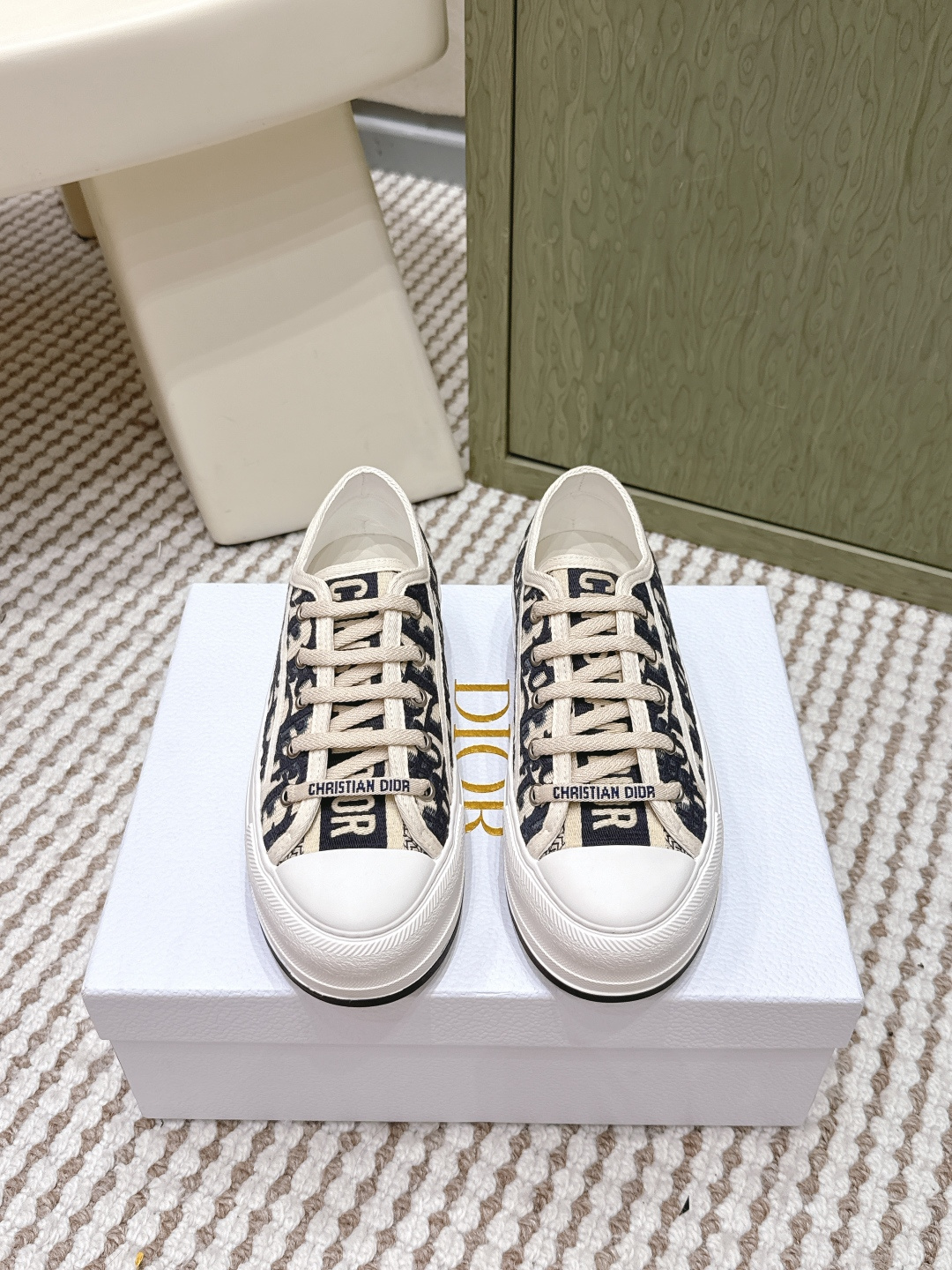 NO:615533,Purchasing agent level Dior Walk ‘n’ Dior thick-soled shoes, classic Oblique presbyopia embroidery + soft sheepskin plush, super warm and fashionable for autumn and winter. The upper is made of cotton embroidery, and the sole is made of TPU material. It is about 4.5cm thick, tall and comfortable. The tongue and shoelaces have the 'Christian Dior Paris' logo, perfect for details!  It can be easily worn for daily casual or street wear. It is specially designed for girls. The public price is about 10,000 yuan. It is fashionable and practical. Size 35-45 (men's 38.45 and women's 40.41, customized), casual shoes/sports shoes, dior, dior, sneakers, sheepskin19860909代购级 迪奥Walk ‘n’ Dior厚底鞋,经典Oblique老花刺绣+柔软羊皮毛绒,秋冬穿超保暖又时髦.鞋面棉质刺绣,鞋底TPU材质,厚约4.5cm,显高又舒适.鞋舌和鞋带都有“Christian Dior Paris”标志,细节满分！日常休闲或街头穿搭都能轻松驾驭,专为女生设计,公价约1万元,时尚实用两不误 Size35-45（男38.45.女40.41订做）,休闲鞋/运动鞋,dior,dior,sneakers,sheepskin,Women's Shoes