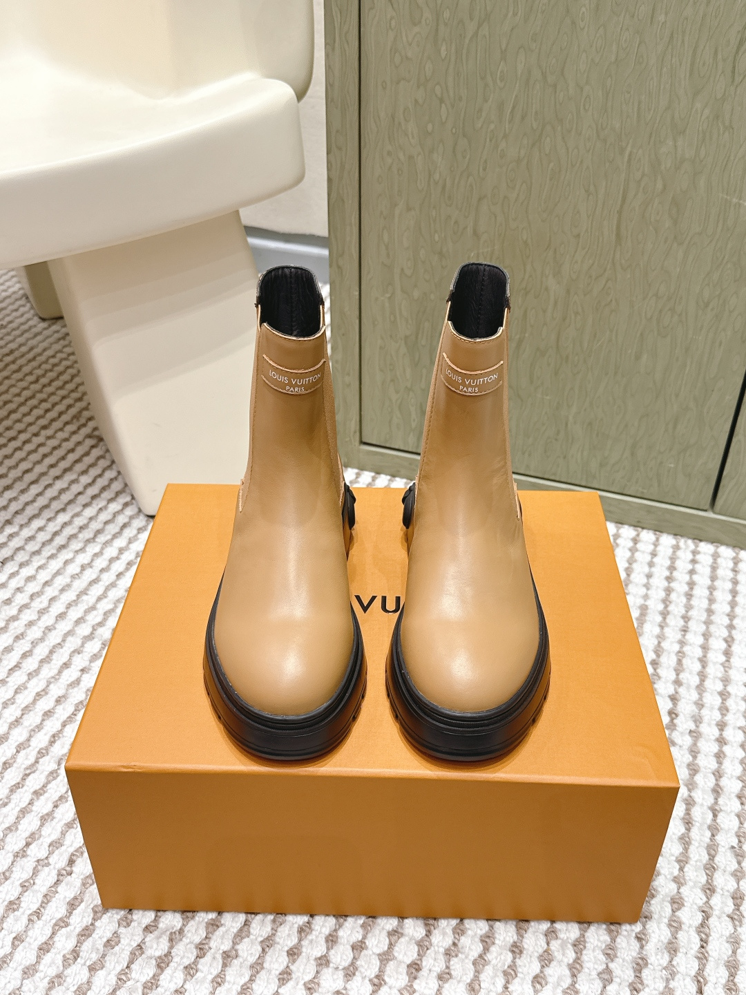 NO:615525,Purchasing agent level LOUIS VUITTON LV classic internet celebrity style Chelsea boots, LV Ruby boots top version is coming, haha, the new boots are very special, flat boots inspire trendy charm between toughness and femininity, cute big toe shoes!  The upper is made of full-grain calfskin, with a matte texture!  Lined with water-dyed cowhide, original IP foam rubber sole, Size 35-41 (40 to 41 customized, non-returnable), boots, louis vuitton, louis vuitton, boots, cowhide19860909代购级 LOUIS VUITTON LV经典网红款切尔西短靴 LV Ruby 短靴顶级版本爆款来袭,哈哈新款的靴靴非常特别,平底靴在硬朗和柔美之间激发潮流魅力,可可爱爱大头鞋！ 鞋面全粒面小牛皮,雾哑的质感！内里水染牛皮里 原版IP发泡橡胶底 Size35-41（40 41订做不退换）,靴子,louis vuitton,louis vuitton,boots,cowhide,Women's Shoes