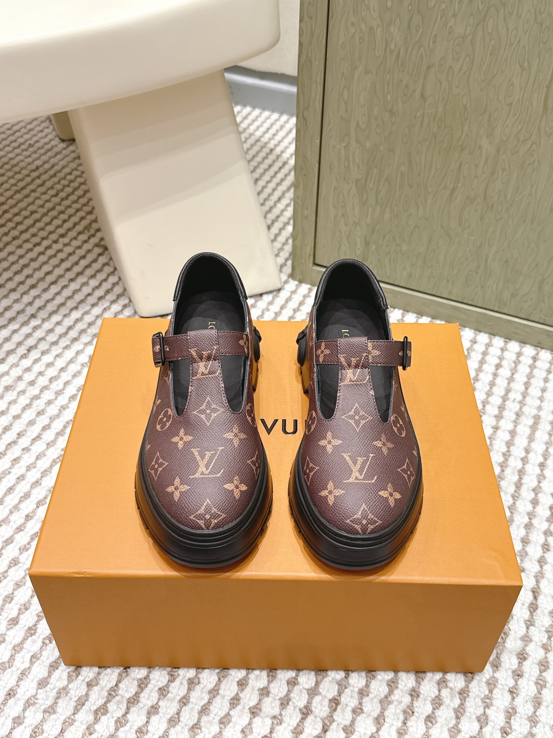 NO:615523,Purchasing agent level Luois Vuitton Louis Vuitton 25ss new model. The counter focuses on the latest thick-soled loafers. Hard goods are new and full of high-end feeling!  A popular model among bloggers at home and abroad, it is retro, fashionable and looks great on your feet!  The official website's main recommendation is original imported cowhide for the upper, open edge beads, cowhide lining for the outsole, original molded foam outsole, Size#35-41 (40-41 customization is non-refundable), loafers, louis vuitton, loafers, cowhide19860909代购级 Luois Vuitton 路易威登 25ss新款 专柜主打最新款 厚底 乐福鞋单鞋 硬货上新 高级感十足！国内外博主刷爆的一款,复古又时髦上脚美炸了！官网主推款 鞋面原版进口牛皮 开边珠 内里牛皮里 大底原版开模发泡大底 Size#35-41（40 41定制不退换）,乐福鞋,louis vuitton,loafers,cowhide,Women's Shoes