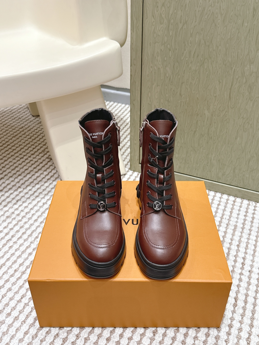 NO:646561,Purchasing agent level LOUIS VUITTON LV classic internet celebrity style Chelsea boots, LV Ruby boots top version is coming, haha, the new boots are very special, flat boots inspire trendy charm between toughness and femininity, cute big toe shoes!  The upper is made of full-grain calfskin, with a matte texture!  Lined with water-dyed cowhide, original IP foam rubber sole, Size 35-41 (40 to 41 customized, non-returnable), boots, louis vuitton, louis vuitton, boots, cowhide19860909代购级 LOUIS VUITTON LV经典网红款切尔西短靴 LV Ruby 短靴顶级版本爆款来袭,哈哈新款的靴靴非常特别,平底靴在硬朗和柔美之间激发潮流魅力,可可爱爱大头鞋！ 鞋面全粒面小牛皮,雾哑的质感！内里水染牛皮里 原版IP发泡橡胶底 Size35-41（40 41订做不退换）,靴子,louis vuitton,louis vuitton,boots,cowhide,Women's Shoes