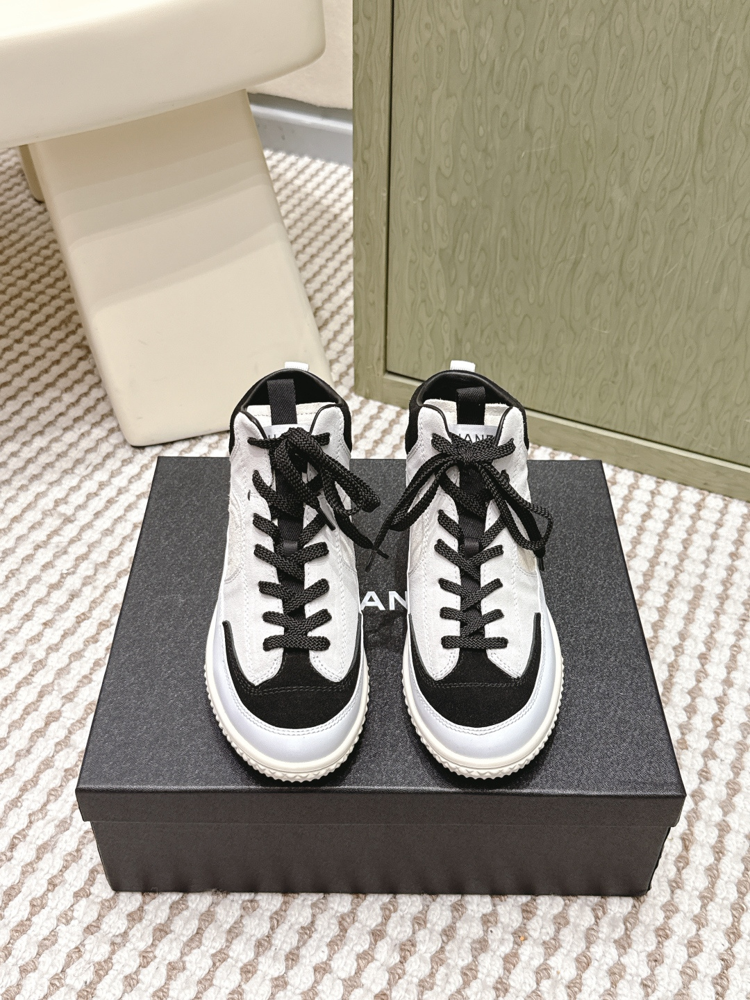 NO:646558,Purchasing agent level CHANEL Xiaoxiang 25 new retro plaid panda casual shoes sneakers with simple black and white color scheme outline a timeless fashion outline. The exquisite double C logo embellishment is a silent manifestation of the brand style. It is quite weighty and I feel it is good! Very attractive sports style design ~ The soles are very soft and comfortable to wear. They can be worn with trousers, shorts, long skirts and short skirts to create an eye-catching outfit! The fabric is made of imported frosted cowhide and the lining is original.  Original molded customized TPU outsole size 35-39 (40 customization is non-returnable and non-exchangeable), casual shoes/sports shoes, chanel, sneakers, skirts, shorts, cowhide19860909代购级 CHANEL小香25新品复古格熊猫休闲鞋运动鞋简约黑白配色 勾勒永不过时的时尚轮廓 .精致双C标志点缀 是品牌格调的无声彰显. 蛮有分量个人感觉敲好的! 非常耐看的运动风设计~ 鞋底很软穿着也很舒服 搭配长裤 短裤 长裙短裙都能很好看 打造让人眼前一亮的穿搭! 面料采用进口磨砂牛皮 内里原版内里 原版开模定制TPU大底 size35-39（40定制不退不换),休闲鞋/运动鞋,chanel,sneakers,skirts,shorts,cowhide,Women's Shoes