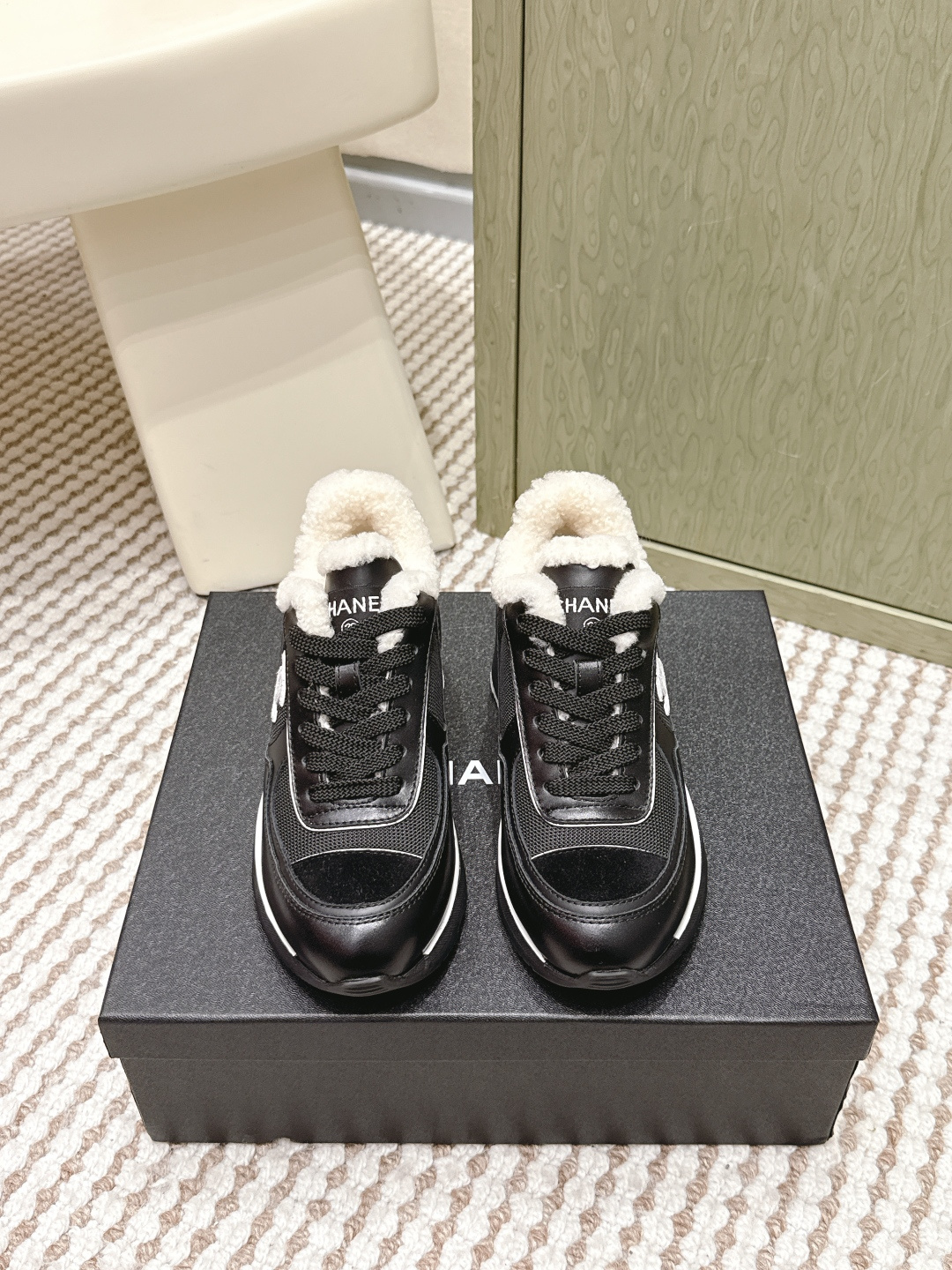 NO:646543,Purchasing agent Chanel 25s hot new autumn and winter high-heeled color-blocked casual sports shoes. Weird, ugly and cute. Out of stock at counters. Major bloggers recommend the new styles on social days. This season's new style is simply close your eyes. The feet are delicate and smart and beautiful. The casual casual sports style is cool and natural. It interprets Chanel's fashionable femininity. The overall customization makes all the sports models on the market at that time obsolete. This series is now available for sale!  Upper made of custom-made sheepskin mesh, lining breathable mesh outsole, original custom molded TPU combination outsole, original full set of molds, women's model 35-40 (customized for 40), casual shoes/sports shoes, chanel, chanel, sneakers, sheepskin19860909代购级 Chanl 香奈儿25s爆款秋冬新款高跟拼色休闲运动鞋 奇奇怪怪 丑萌丑萌 专柜断货王 各大博主社交日推款,这季新款简直闭眼入,上脚秀气灵动狂好看,率性的休闲运动风,飒爽又自然,演绎香奈儿的时髦女性气质,整体定制令当时市面上的所有运动款变得过时,本系列现已登陆发售！ 鞋面 采用定制进羊皮定制网布 内里 透气网布 大底 原版定制开模TPU组合大底 原版全套开模 女款35-40(40定做),休闲鞋/运动鞋,chanel,chanel,sneakers,sheepskin,Women's Shoes