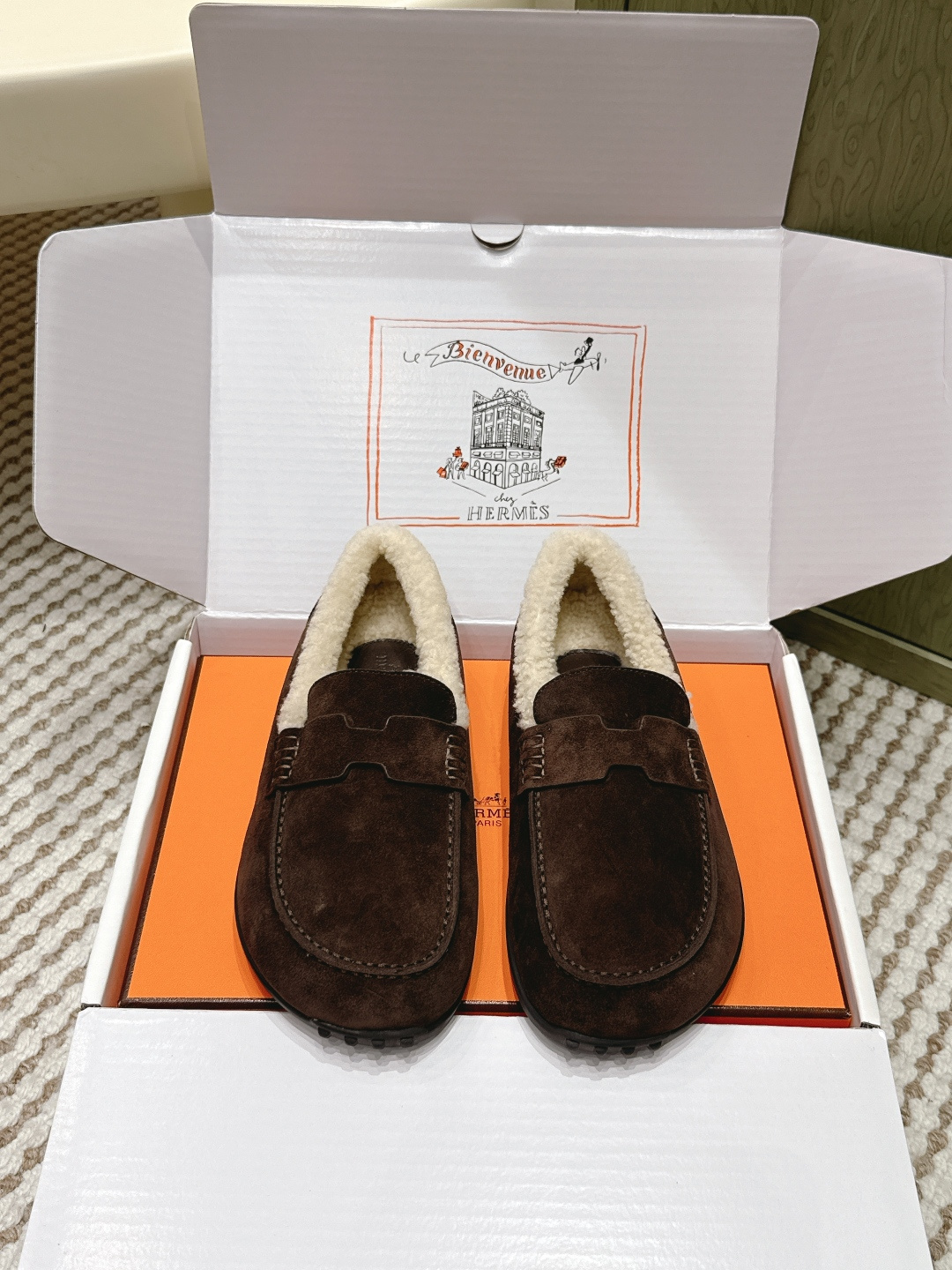NO:646554,Purchasing agent level (official website sync box packaging) Hermes 25s new autumn and winter wool Birkenstock slippers loafers cow suede slip-on loafers  These loafers are made of cow suede material, with fine frosted texture on the upper, low-key and high-end design. The inner lining is soft sheepskin, which is super comfortable to wear and a must-have in autumn and winter! The TPU sole is anti-slip and wear-resistant, making walking safer. The classic slip-on design is easy to put on and take off, suitable for commuting and leisure. Multiple colors are available to meet different wear needs, practical and fashionable! Size  35-41 (customized at 40.41), loafers, hermes, hermes, loafers, sheepskin19860909代购级（官网同步盒包装） Hermes 爱马仕 25s 秋冬新款 羊毛 勃肯拖 乐福鞋 牛反绒一脚蹬乐福鞋 这款乐福鞋选用牛反绒材质,鞋面磨砂质感细腻,低调又高级计.内里是柔软羊皮,穿着超舒适,秋冬季节必备!鞋底TPU防滑耐磨,走路更安心.经典一脚蹬设计,穿脱方便,通勤休闲都很适合~多色可选,满足不同穿搭需求,实用又时髦! Size 35-41（40.41订做）,乐福鞋毛毛鞋,hermes,hermes,loafers,sheepskin,Women's Shoes