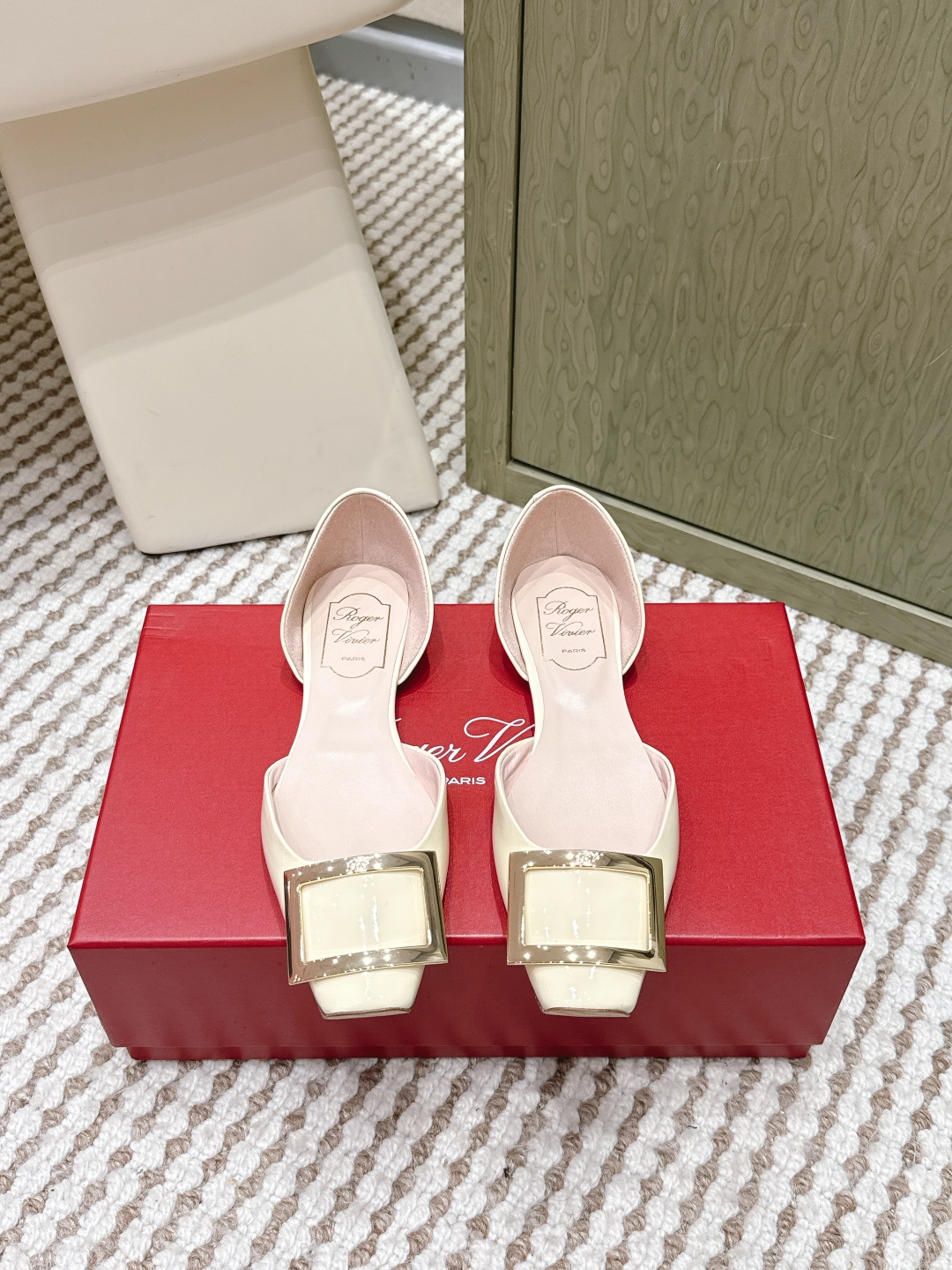 NO:615506,Purchasing-grade Roger Vivier Trompette Dorsay square buckle flat shoes are made of cow patent leather, the upper is full of luster, and the square toe + hollow design is super fashionable! The square buckle metal decoration is highly brand-recognizable. The sheepskin insole is soft and comfortable, and you will not feel tired after walking for a long time. The flat design is suitable for commuting, dating and other daily occasions. The black model is versatile and can be easily worn in skirts and trousers. The shoe shape modifies the foot shape, and sisters with wide feet can also easily control it, elegant and practical! Size  34-41 (customized at 34.40.41), sandals, roger vivier, sandals, flats, skirts, sheepskin19860909代购级 Roger Vivier Trompette Dorsay方扣平底鞋 单鞋 采用牛漆皮,鞋面光泽感满满,方头+中空设计超时髦!方扣金属装饰,品牌辨识度超高. 羊皮鞋垫柔软舒适,长时间走路也不累.平底设计适合通勤、约会等日常场合,黑色款百搭,裙装裤装都能轻松驾驭.鞋型修饰脚型,宽脚姐妹也能轻松驾驭,优雅又实用! Size 34-41（34.40.41订做）,凉鞋,roger vivier,sandals,flats,skirts,sheepskin,Women's Shoes