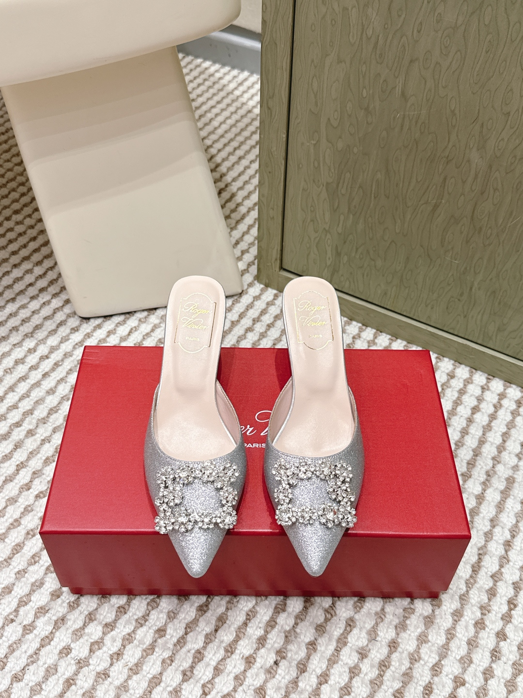 NO:615503,Purchasing agent level Roger Vivier Virgule diamond buckle slippers, pointed toe half drag. This Roger Vivier Virgule diamond buckle slipper adopts a pointed toe design and is equipped with a square rhinestone buckle. It is luxurious and elegant. The satin upper is soft and smooth, and the champagne pink color is gentle and versatile. It is suitable for formal occasions such as weddings and banquets. The 6.5cm kitten heel is comfortable and elegant. The shallow mouth design modifies the foot shape and makes the feet slimmer. The classic design is both practical and beautiful, and is a popular choice for sisters preparing for marriage ~ Heel height  6.5cm Size 34-41 (customized at 34.40.41), half-slip heels, roger vivor, high heels, slippers, silk fabric19860909代购级 Roger Vivier Virgule钻扣拖鞋 尖头半拖 这款Roger Vivier Virgule钻扣单鞋采用尖头设计,搭配方形水钻扣,奢华优雅计. 绸缎鞋面柔软光滑,香槟粉色温柔百搭,适合婚礼、宴会等正式场合.6.5cm小猫跟,舒适又显气质,浅口设计修饰脚型,显脚更纤细.经典设计兼具实用与美观,是备婚姐妹们的热门选择～ 跟高 6.5cm Size 34-41（34.40.41订做）,半拖高跟鞋,roger vivier,high heels,slippers,silk fabric,Women's Shoes