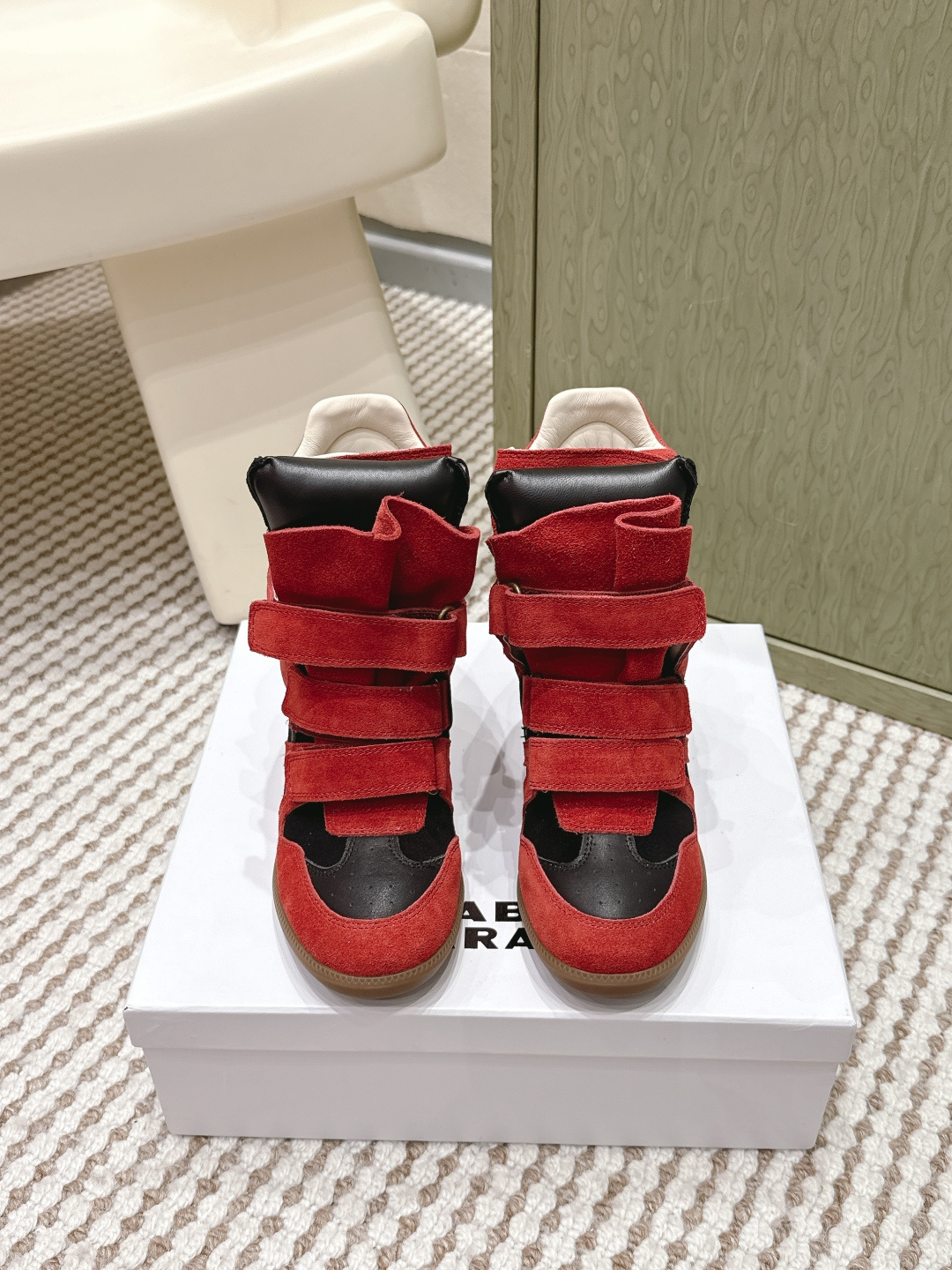 NO:615497,Purchasing agent ISABEL MARANT Isabel’s 25 new autumn and winter styles are hotly recommended by INS internet celebrity bloggers!  A pair of simple yet high-end boots... Original 1:1 replica hidden-line outsole!  It feels particularly comfortable on your feet and can be worn with any outfit!  Super suitable for street photography, easy to wear and stylish. Size 35-40 (custom-made for 40, non-refundable), snow boots, boots19860909代购级 ISABEL MARANT 伊莎贝尔25款秋冬新款 INS网红博主热推！一双简单又不失高级的靴子... 原版1:1复刻隐线大底！脚感特别舒适 随意百搭！超级适合街拍,好穿有型 Size35-40（40订做不退换）,雪地靴,boots,Women's Shoes