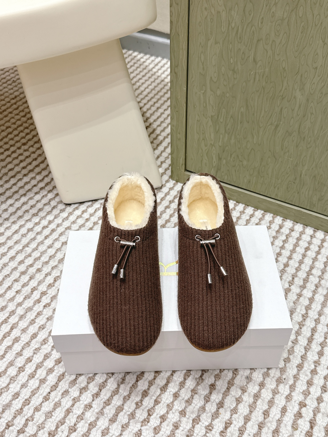 NO:615515,Dongguan purchasing agent Therow's new wool bun shoes and loafers are simply the most beautiful women's shoes of the year. They exude French elegance as soon as you put them on. They are high-end and fashionable. They are both salty and sweet. They are full of literary style and full of temperament!  Good-looking and easy to wear, they are simply a classic of Fengmo around the world, especially the soft and delicate crocodile pattern cow suede fabric, which immediately makes these ballet shoes unique and the texture is super great!  The design of the toe is simply perfect, with just the right curvature, soft and elastic, and the overall look is both majestic and fashionable. The simple upper design cleverly incorporates fashionable elements, and the strap design is extremely considerate. Whether you have wide feet, fat feet, or thin feet, you can easily wear them beautifully. The shoe design is simple yet delicate, making people fall in love with it at first sight!  The overall lines are smooth and natural, with no unnecessary decoration, but it reveals a different kind of sophistication, and its texture is really light and thin, making it feel effortless to wear on the feet. The lace design not only adds a British retro atmosphere, but also greatly improves the stability and comfort of the shoes. You can freely adjust the tightness of the laces according to your foot shape, and there is no need to worry about pressing the instep!  The inner pads are all made of imported lamb wool, which is thick, warm and comfortable. The imported abrasive outsole is high-end and textured. It’s really a good thing but it comes at a high price. Only top-tier luxury brands use this material!  It is low-key and luxurious, adding a sense of luxury to your overall look. Fabric imported fabrics Lining/foot pads imported lambswool Outsole: wear-resistant and non-slip rubber mold outsole Size 35-40 (40 non-returnable), semi-shoes, loafers19860909东莞代购级 Therow新款羊毛包子鞋 乐福鞋 简直就是本年度最美丽的女鞋嘛,一穿上就散发出法式优雅的气质,高级又时髦,简直是可盐可甜,文艺范儿十足,气质爆棚！ 好看又好穿,简直就是风魔全球的经典之作,特别是那柔软细腻的鳄鱼纹牛反毛皮面料,让这款芭蕾舞鞋立马变得与众不同,质感超级棒！ 鞋头的设计简直是完美无缺,弧度恰到好处,柔软而有弹性,整体看起来既大气又不失时尚感,简约的鞋面设计巧妙地融入了时髦元素,带条设计更是贴心至极,无论你是宽脚、胖脚还是瘦脚都能轻松穿出美感. 鞋子的鞋型设计简约而不失秀气,让人一眼就爱上！整体线条流畅自然,没有多余的装饰,却透露出一种别样的精致感,而且它的质感真的很轻薄,穿在脚上仿佛没有负担,让人倍感轻松. 系带设计不仅增加了英伦复古气息,还大大提升了鞋子的稳固性和舒适度.你可以根据自己的脚型自由调节系带松紧度,完全没有压脚背的烦恼！ 内裡垫脚均采用进口羊羔毛厚实保暖又舒适 进口磨具大底高档有质感,真的是好东西自然价格不菲.只有一线大牌奢侈品才会用到这种材料呢！它低调而奢华,为你的整体造型增添了几分高级感. 面料进口布料 内里/垫脚进口羊羔毛 大底:耐磨防滑橡胶模具大底 Size35-40 (40不退换),半拖毛毛鞋,loafers,Women's Shoes