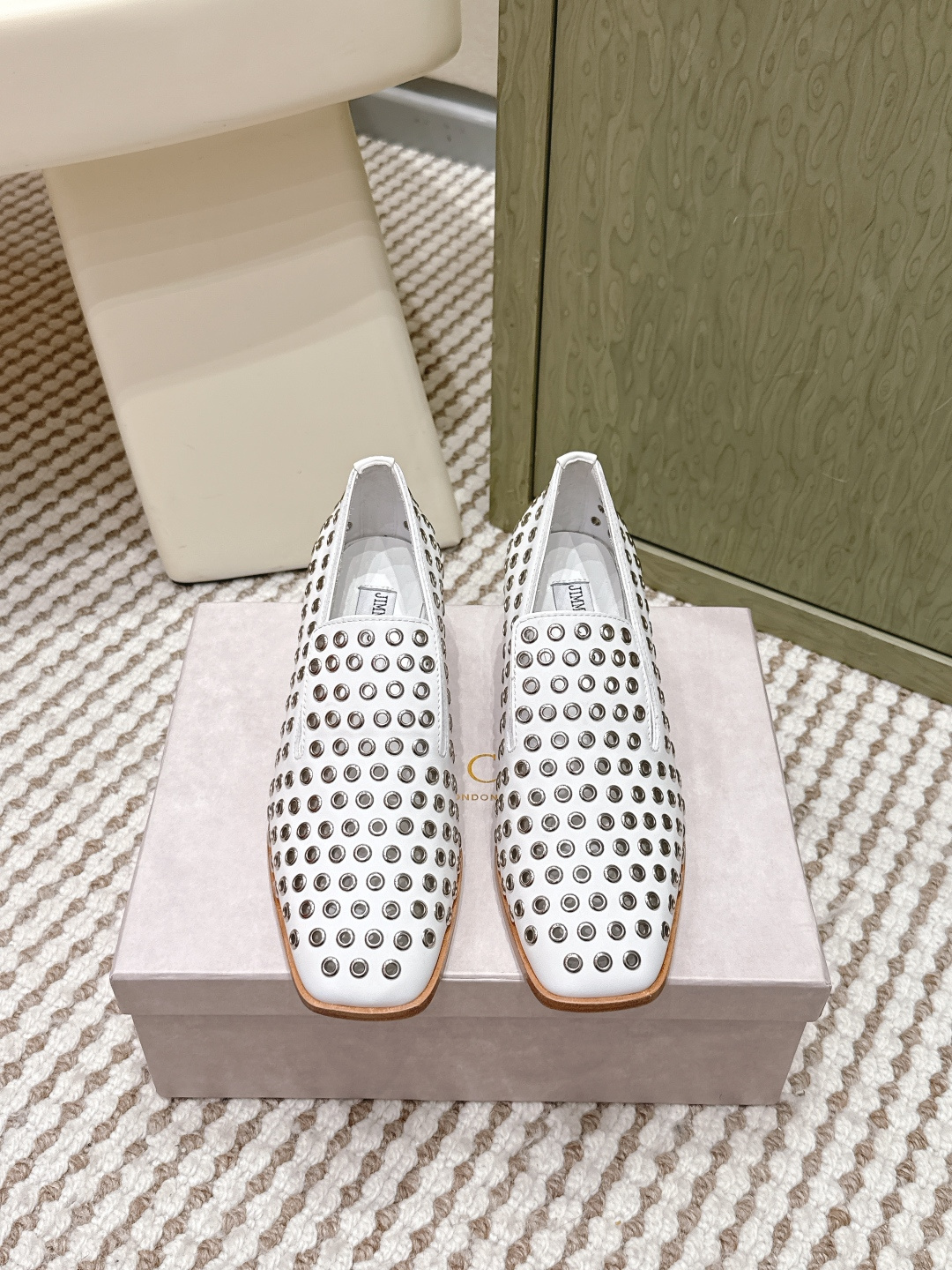 NO:615512,Purchasing agent Jimmy Choo Jimmy Choo/JC 2026 new flat soles, thick heels, hollow shoes, new fashion flat shoes, elegant and stylish, fashionable and durable, comfortable to wear, fashionable personality begins with the first step, elegant temperament, timeless, enjoy the envy of the eyes. Imported first-layer calfskin upper, lining, foot pad sheepskin outsole, Italian genuine leather outsole, accessories original custom hardware  Size#35-42 (40, 41, 42 are customized and cannot be returned or exchanged), loafers, jimmy choo, jimmy choo, loafers, flats, cowhide, sheepskin, Leather soles19860909代购级 Jimmy Choo 吉米周/JC 2026 新款平底 粗跟 镂空 单鞋 新款时装平底鞋,优雅大气鞋型,时髦耐看,穿着舒适跟脚,时尚个性始于足下,优雅气质,历久弥新,悦享羡慕眼光 鞋面进口头层小牛皮 内里、垫脚羊皮 大底意大利真皮大底 配饰原版定制五金 Size#35-42（40,41,42定做不退不换）,乐福鞋,jimmy choo,jimmy choo,loafers,flats,cowhide,sheepskin,Leather soles,Women's Shoes