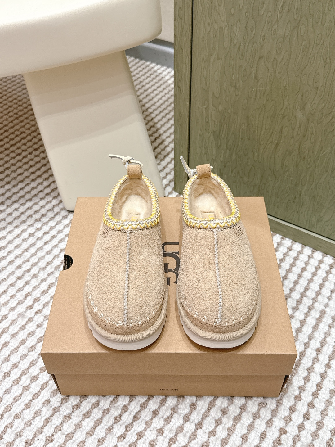 NO:646560,Purchasing-grade Ugg Thick-soled Ethnic Style Bixin Taz Valentine's Day Limited Edition Snow Boots Feng Chen Wang*TELFAR's co-branded trendy items are even popular among celebrities. Zhou Dongyu TAzz slippers are a benefit for short-legged sisters. The neckline is designed to be high first and then low, especially showing the proportions of the body. They are all long-legged beauties. The material is waterproof cow suede and the lining is real wool.  Size#35-40,furry shoes,fendi,boots,slippers19860909代购级 Ugg 厚底民族风 比心塔兹 情人节限定款 雪地靴 Feng Chen Wang*TELFAR推出的联名潮款单品就连明星都要抢着穿呢 周冬雨 TAzz拖鞋是小个子短腿姐妹们的福利,这款领口设计先高后低,特别显身材比例,各各都是长腿美女 材质防水牛反绒 内里真羊毛 Size#35-40,毛毛鞋,fendi,boots,slippers,Women's Shoes