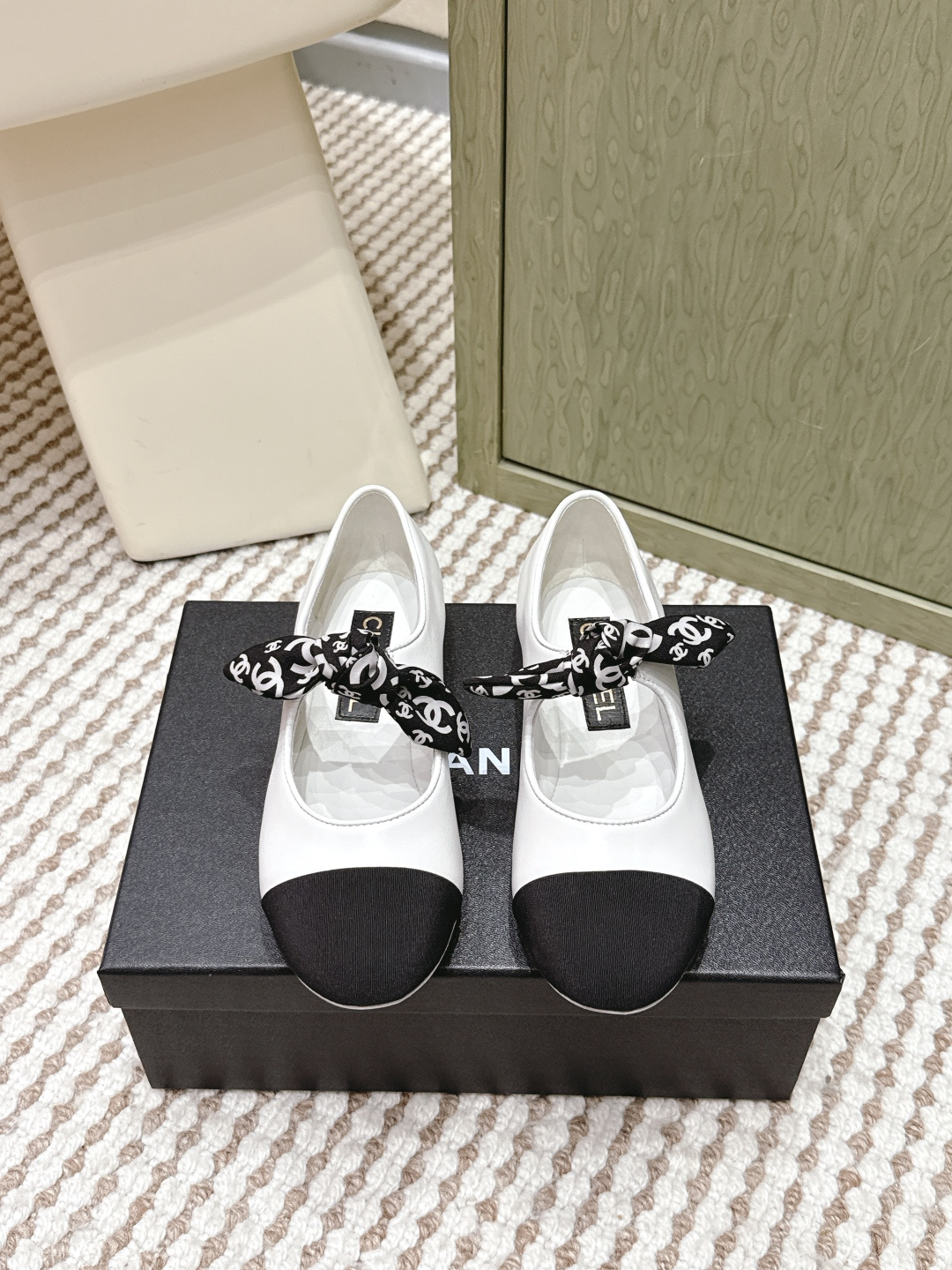 NO:646557,Purchasing-grade CHANEL Chanel 25ss spring and summer show Mary Jane shoes. I was attracted at first sight and can be freely styled according to the weather changes!  Put on socks to instantly transform into cute shoes for spring and summer!  Transform into a magical princess in seconds. The upper is made of original molded fabric. The lining is silk sheepskin. The foot feels super comfortable. The leather is very soft and skin-friendly. Italian imported leather outsole Size35-41 (40 41 customized), single shoes Mary Jane, chanel, chanel, mary jane, sheepskin, Leather soles19860909代购级 CHANEL 香奈儿 25ss 春夏秀款 玛丽珍 单鞋 第一眼看上就被种草了根据天气变化自由穿搭！套上袜套春夏秒变可爱单鞋！秒变魔法公主 鞋面采用原版开模布料 内里踮脚丝绸羊皮 脚感超级舒服 皮料非常柔软亲肤 意大利进口真皮大底 Size35-41（40 41定制）,单鞋玛丽珍,chanel,chanel,mary jane,sheepskin,Leather soles,Women's Shoes