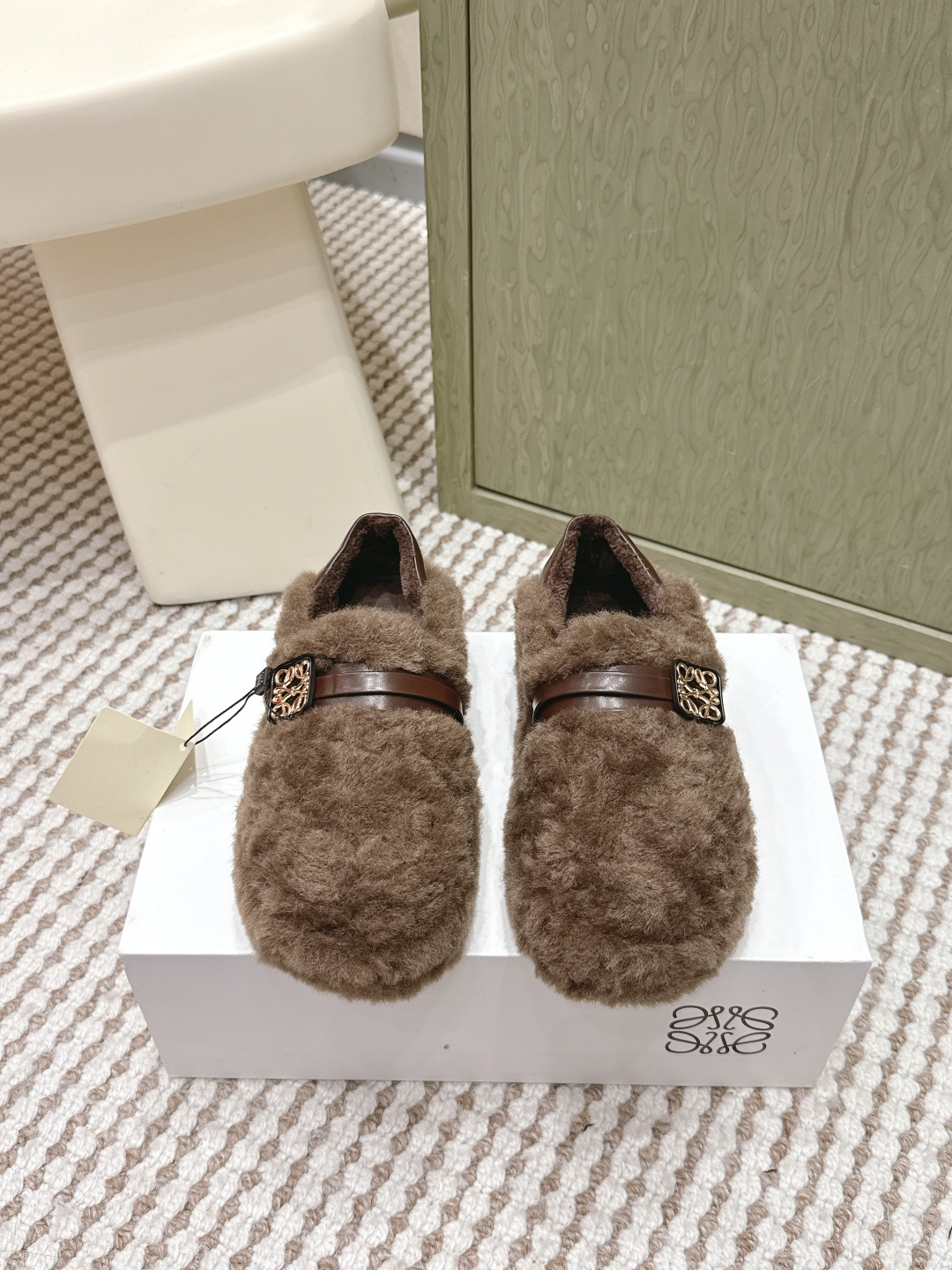 NO:646555,Purchasing agent level LOEWE 25ss autumn and winter series wool back-stepping bun shoes. I have been attracted by this brand since it came out. I have been looking for it for a long time before I found the goods. It is really hard to find a pair of shoes. They are really super good-looking. My sisters gave me Size 35-40 (customized for 40, non-returnable), furry shoes, loewe19860909代购级 LOEWE 25ss 秋冬系列 羊毛 后踩 包子鞋 这个品牌刚出我就心动了 代购找很久才买到货,真的一鞋难求,真的超级好看,姐妹们给我冲 Size35-40（40定做不退换）,毛毛鞋,loewe,Women's Shoes