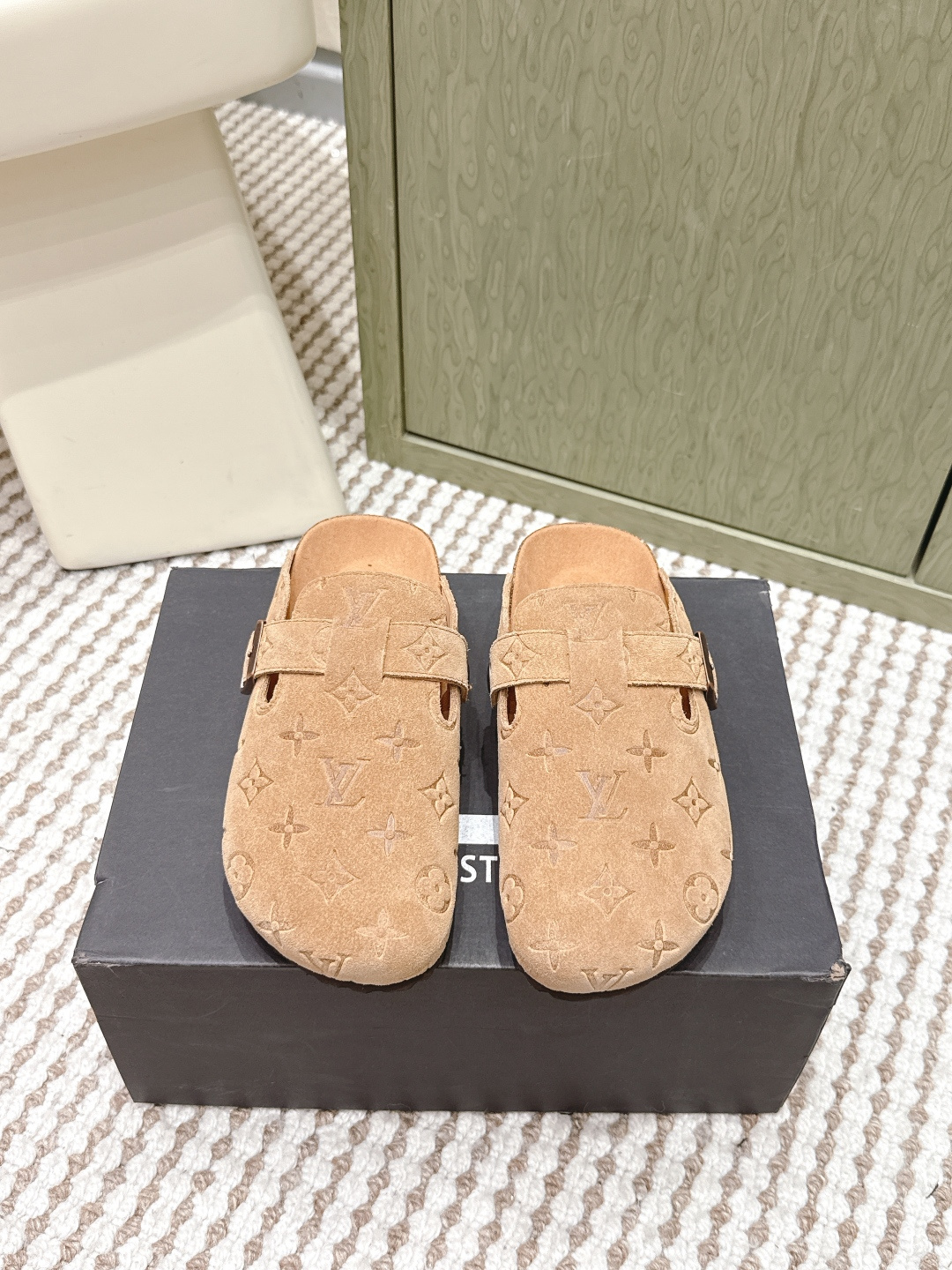 NO:646551,Purchasing agent level Birkenstock19860909代购级 Birkenstock x 联名Lv 情侣款 系列 这两个品牌刚出联名我就心动了 代购找很久才买到货,真的一鞋难求,真的超级好看,姐妹们给我冲 Size#35-45（女40 男45 定做不退换）,半拖,birkenstock,louis vuitton,Women's Shoes