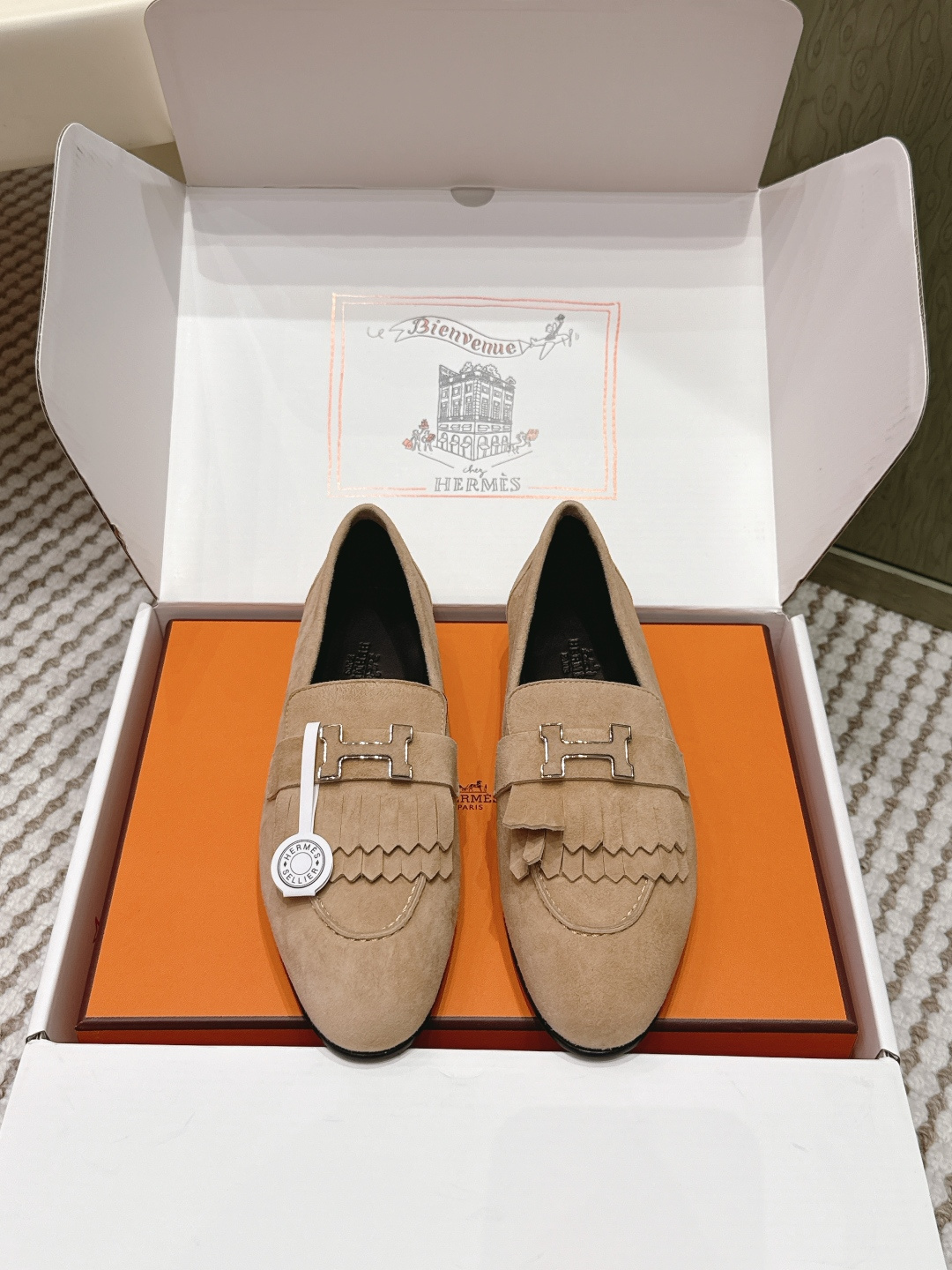 NO:646587,Dongguan purchasing agent grade (official website synchronization box packaging) Hermes Hermes loafers are undoubtedly the leader in luxury goods. Every single product is deeply rooted in the hearts of the people. Although the styles are few, they are better in refinement and classics. They will never go out of style. They are a brand that maintains and appreciates value. It is really rare to sincerely create such a reputation among consumer goods!  This pair of shoes is a classic style of this brand. It is decorated with metal buckles exclusive to Hermès. It is a classic that has become more and more beautiful over the course of history. We will bring out some goods from the channel in small quantities!  The leather feels very, very soft and feels like baby skin!  Feel the luxury!  Supplies are huge!  Imported calfskin upper, imported suede, lining and foot pads are all imported sheepskin, genuine leather TPU sole, Size 35-41 (40 41 custom-made, non-returnable), loafers, hermes, hermes, loafers, cowhide, sheepskin, chamois leather19860909东莞代购级（官网同步盒包装） Hermes 爱马仕乐福鞋 毋庸置疑是奢侈品中的翘楚 每个单品出来都是非常深入人心 虽然款式出的少 但是胜在精 胜在经典 从来不会过时 属于保值升值的品牌 在消费品里面真心作出这样的口碑来 也是实属难得！ 这款单鞋 在这个品牌经典款式 专属爱马仕的金属扣装饰 经典是经过历史长河而越看越好看 渠道货调出来一点货 少量！ 皮质触感非常非常柔嫩的感觉 婴儿般肌肤的触感！奢华感受！耗材巨大！ 进口小牛皮鞋面 进口麂皮 内里垫脚都是进口绵羊皮,真皮tpu贴底 Size35-41（40 41 订做不退换）,乐福鞋,hermes,hermes,loafers,cowhide,sheepskin,chamois leather,Women's Shoes