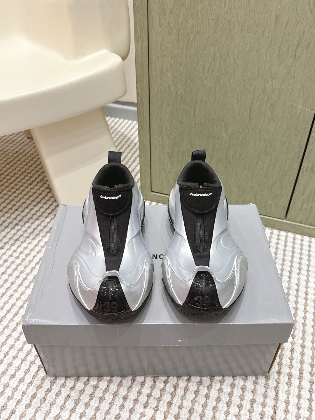 NO:615509,Purchasing-grade men's Balenciaga Basketball series thick-soled casual sports shoes basketball shoes Basketball sports shoes are made of recycled materials, with exaggerated and bold sports aesthetics to create visual tension, and present five avant-garde colors. The Loop Sports Icon brand logo is embossed on the side of the shoe, with zipper and Velcro closure design, and the toe and heel are embellished with handwritten size logos. Fabric: original customized imported technical fabric, customized imported breathable mesh lining, original open-molded anti-slip rubber material for the sole  Bottom thickness 6CM Size: Men's 38-45, casual shoes/sports shoes, balenciaga, balenciaga, sneakers19860909代购级男款 Balenciaga巴黎世家 Basketball系列 厚底 休闲 运动鞋 篮球鞋 Basketball运动鞋,采用再生材料打造,以夸张大胆的运动美学塑造视觉张力,呈现五款前卫配色.鞋侧压印Loop Sports Icon品牌标志,配以拉链与魔术贴闭合设计,鞋头及后跟点缀手写尺码标识 面料:原版定制进口科技面料 内里定制进口透气网里 鞋底原版开模防滑橡胶材质 底厚6CM Size : 男款38-45,休闲鞋/运动鞋,balenciaga,balenciaga,sneakers,Women's Shoes