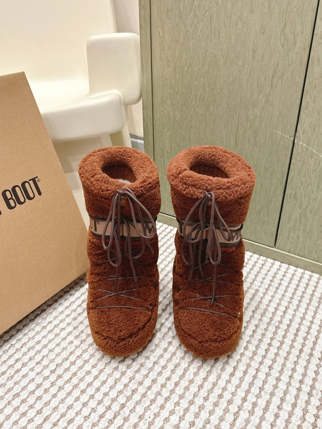 NO:652298,Purchasing agent Moon Boot 2025 vs the latest snow boots series for autumn and winter... Ugly snow short boots Forget UGG, fashionable people are wearing Moon Boot snow boots. If you find it difficult to accept the revival of UGG, then there is a more alternative snow boot that is back. It is 4 cm taller. That is the Moon Boot. It was already very popular in the millennium. Celebrities such as Paris Hilton and Victoria Beckham often wore it, and now the Y2K trend is popular again.  The same QQ show outfit worn by young children. The ugly snow boots that have been shown by thousands of people have become popular again. They are not distinguished between men and women. They look slim but warm and easy to wear. Fabric: Sheep curly. Lining: Silk wool liner. Feet: Silk wool liner. Outsole: Thermoplastic rubber. Sole thickness: 4cm. Size#35-41 (40 41 customization is not returnable), snow boots, boots.19860909代购级 Moon Boot2025vs秋冬最新款雪地靴系列……丑萌雪地短靴 忘了UGG吧,时髦人都在穿Moon Boot雪地靴 如果你难以接受UGG的复兴 那现在有一款更另类的雪地靴又杀回来了 内增高4 cm那就是Moon Boot月亮靴 在千禧年就已经非常火了 当年paris hilton、victoria beckham 等名人经常穿它,如今Y2K风潮再次流行 痞幼同款QQ秀穿搭 万人大秀的丑萌雪地靴重新翻红 不分男女不分左右 看着巨无霸巨显瘦还暖和好穿 面料: 羊卷毛 内里: 丝绵内胆 垫脚: 丝绵内胆 大底: 热塑性橡胶 底厚:4cm Size#35-41（40 41定制不退换）,雪地靴,boots,Women's Shoes