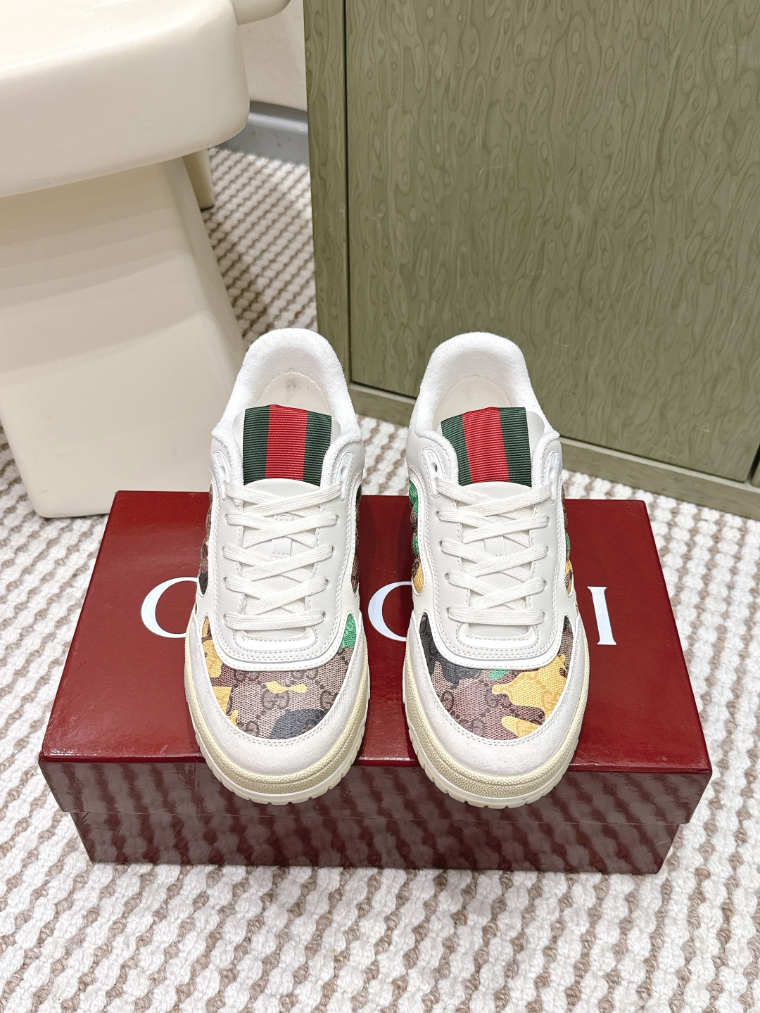 NO:646547,Purchasing-grade Gucci, the latest model, Double G, thick soles for couples, casual sneakers, sneakers, classic GG print, iconic red and green webbing, full of retro and distressed texture, and the upper foot comes with a 'cheater' buff, whether it is worn with shorts, jeans or sports pants, it can instantly become the focus of the street. Let's just say, no one can be confused by this appearance~ The fabric is original customized cowhide/fabric, the lining is original imported sheepskin/velvet lining, the sole is original molded TPU material  Bottom thickness 2.5CM, size 35-45 (female 40.41, male 38.45 customized), casual shoes/sports shoes, gucci, gucci, sneakers, shorts, jeans, cowhide, sheepskin19860909代购级 gucci古驰 最新款 双G 情侣款厚底 休闲 运动鞋 板鞋 经典GG印花、标志性红绿织带,复古做旧质感拉满,上脚自带“穿搭作弊器”buff,不管是配短裤、牛仔裤还是运动裤,都能秒变街头焦点 咱就是说,这颜值谁看了不迷糊～ 面料原版定制牛皮/布料 内里原版进口羊皮/绒里 鞋底原版开模TPU材质 底厚2.5CM 码数35-45（女40.41.男38.45定做）,休闲鞋/运动鞋,gucci,gucci,sneakers,shorts,jeans,cowhide,sheepskin,Women's Shoes