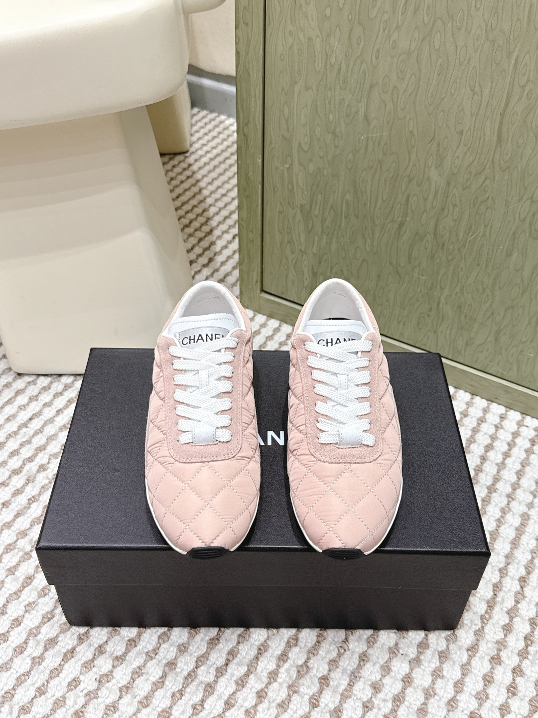 NO:646563,Purchasing agent level CHANEL Chanel 25/ New Panda sneakers and casual shoes. Counter synchronization. The counters are very popular. A shoe that is very difficult to buy. The most popular thick-soled panda shoes on the Internet. It can be imagined that Xiaoxiang control cannot miss it. It has both good looks and comfort. Simple and versatile white shoes. Super versatile. Whoever wears them looks better. Imported calfskin upper/imported suede on the upper. Imported sheepskin lining on the inside.  Outsole TPU original outsole Size#35-41 (40.41 custom-made, non-refundable), casual shoes/sports shoes, chanel, chanel, sneakers, cowhide, sheepskin, chamois leather19860909代购级 CHANEL香奈儿 25/ 新款熊猫 板鞋 休闲鞋 专柜同步 专柜非常火爆 非常难买的一款鞋 全网最火的厚底熊猫鞋 ,可想而知小香控不可错过的 颜值与舒适并存的 简约百搭小白鞋 超级百搭,闭眼入 谁穿谁好看  鞋面进口小牛皮/进口麂皮 内里进口羊皮里 大底TPU原版大底 Size#35-41（40.41订做不退换）,休闲鞋/运动鞋,chanel,chanel,sneakers,cowhide,sheepskin,chamois leather,Women's Shoes
