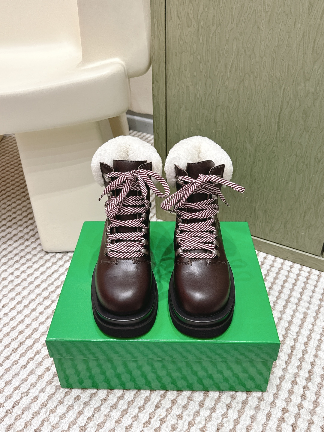 NO:616286,Purchasing agent grade wool BOTTEGA VENETA LUG hiking boots, snow boots, made of rough suede, full of retro distressed texture! Star anise color + blue contrast laces, fashionable and design. Leather collar + cow leather lining, comfortable to wear yyds  The rubber outsole has strong grip, wear resistance and stability, and is suitable for commuting in autumn and winter or light outdoor use. The shoe type is hiking boot type, with lace + metal buckle details, practical and stylish, and is a must-have item for autumn and winter. Size 35-39 (customized at 40.41), boots loafers, bottega veneta, loafers, boots, cowhide19860909代购级 羊毛 BOTTEGA VENETA LUG登山靴 雪地靴 选用粗糙绒面革,复古做旧质感满分!八角茴香色+蓝色撞色鞋带,时髦又 有设计感.皮革鞋领+牛皮革衬里,穿着舒适度yyds 橡胶外底抓地力强,耐磨又稳固,秋冬通勤or轻户外都很适合.鞋型是hiking靴型,系带+金属扣细节,实用又有型,是秋冬穿搭必备单品. Size 35-39（40.41订做）,靴子乐福鞋,bottega veneta,loafers,boots,cowhide,Women's Shoes