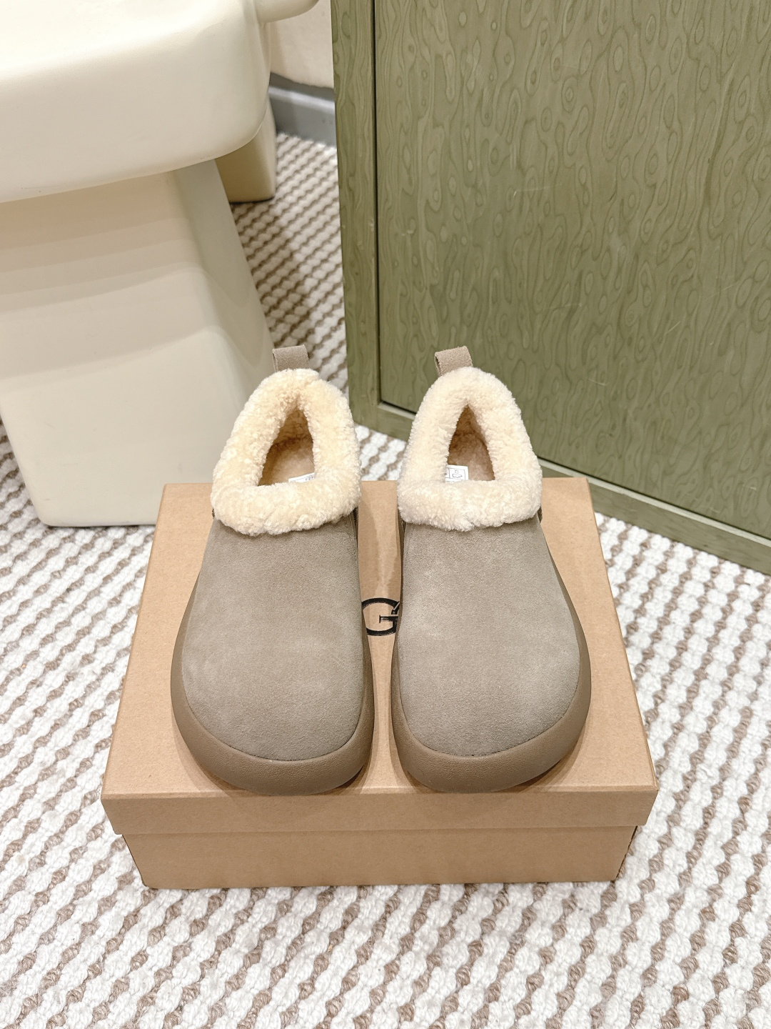 NO:646577,Purchasing-grade Ugg shoes, Korean style super popular new small potato snow boots and heels are here!  The thickened outsole makes stepping on the snow more comfortable!  Its unique shallow mouth design can be easily matched with various clothing, whether it is casual jeans or a cute skirt, it can show just the right sense of fashion. Adhering to consistent high-quality craftsmanship, the upper is made of high-grade cow suede, which is delicate and soft, perfectly fits the foot shape, and provides unparalleled comfort. The inner part is designed with luxurious sheepskin integrated small curls, which is warm and skin-friendly, making the cold weather feel as warm as spring.  Equipped with a non-slip rubber outsole, it is specially designed for the humid weather in the south. You can feel stable and confident no matter where you go, and it also highlights the fashionable atmosphere of the brand. Size35-40 (40 orders are not returnable), fur shoes, boots, skirts, jeans, sheepskin19860909代购级 Ugg 单鞋韩里韩气超火新款小土豆雪地靴跟鞋来啦！加厚的大底让你踩在雪地上更加舒服！ 其独特的浅口设计,轻松搭配各种服饰,无论是休闲的牛仔裤还是可爱的裙子,都能展示出恰到好处的时尚感. 秉持一贯的优质工艺,鞋面采用高档牛翻毛,细腻柔软,完美贴合脚型,无与伦比的舒适感.内里更是选用奢华羊皮毛一体的小卷毛设计,温暖而亲肤,让寒冷的天气也感受如春般的温暖. 配备防滑橡胶大底,专为南方湿润天气设计,无论走在哪里都能安稳自信,更彰显品牌的时尚气息. Size35-40（40订做不退换）,毛毛鞋,boots,skirts,jeans,sheepskin,Women's Shoes